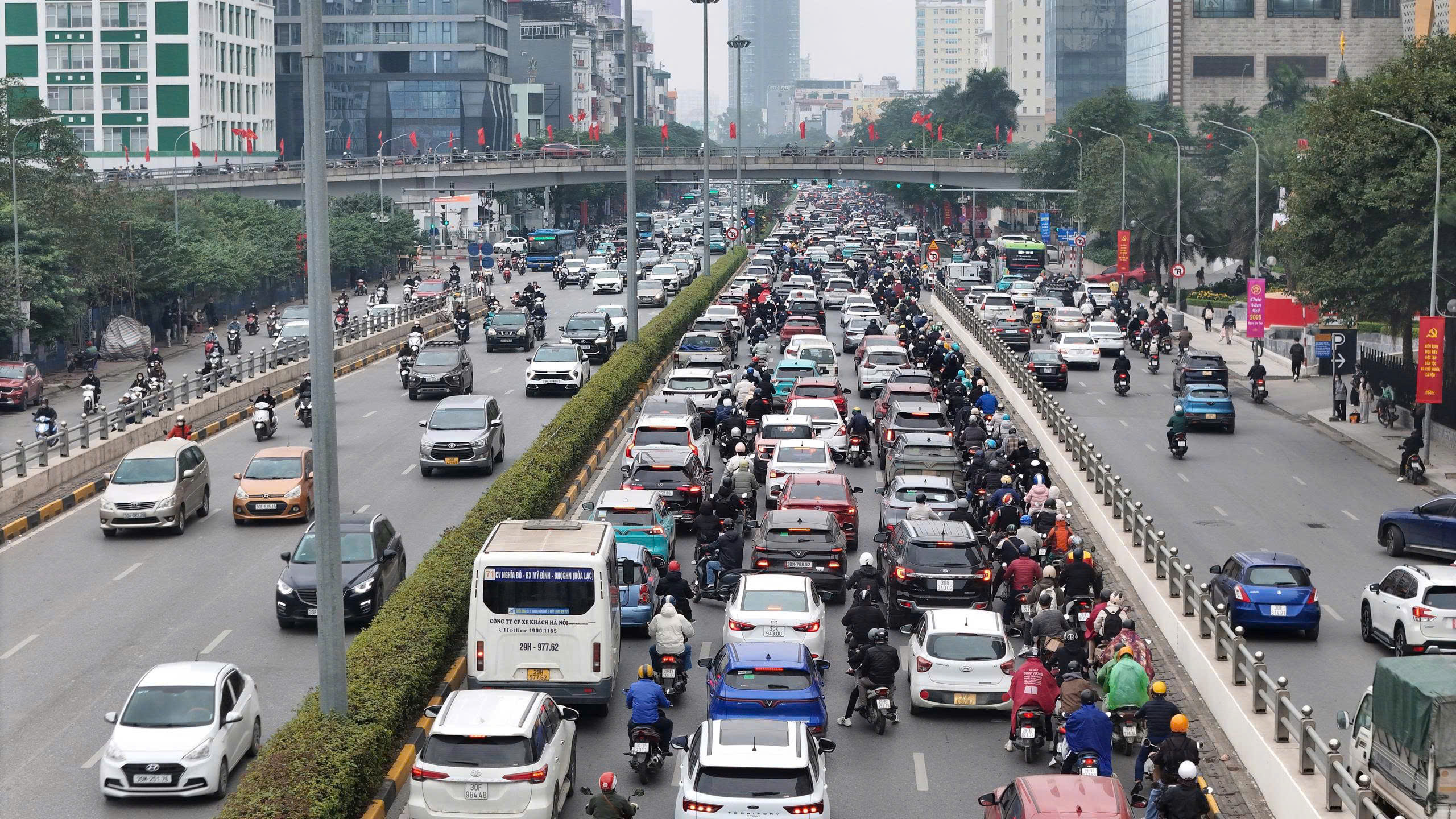 Phố Hà Nội đông nghẹt, người dân chật vật đi làm sau kỳ nghỉ Tết kéo dài 4 ngày- Ảnh 9.
