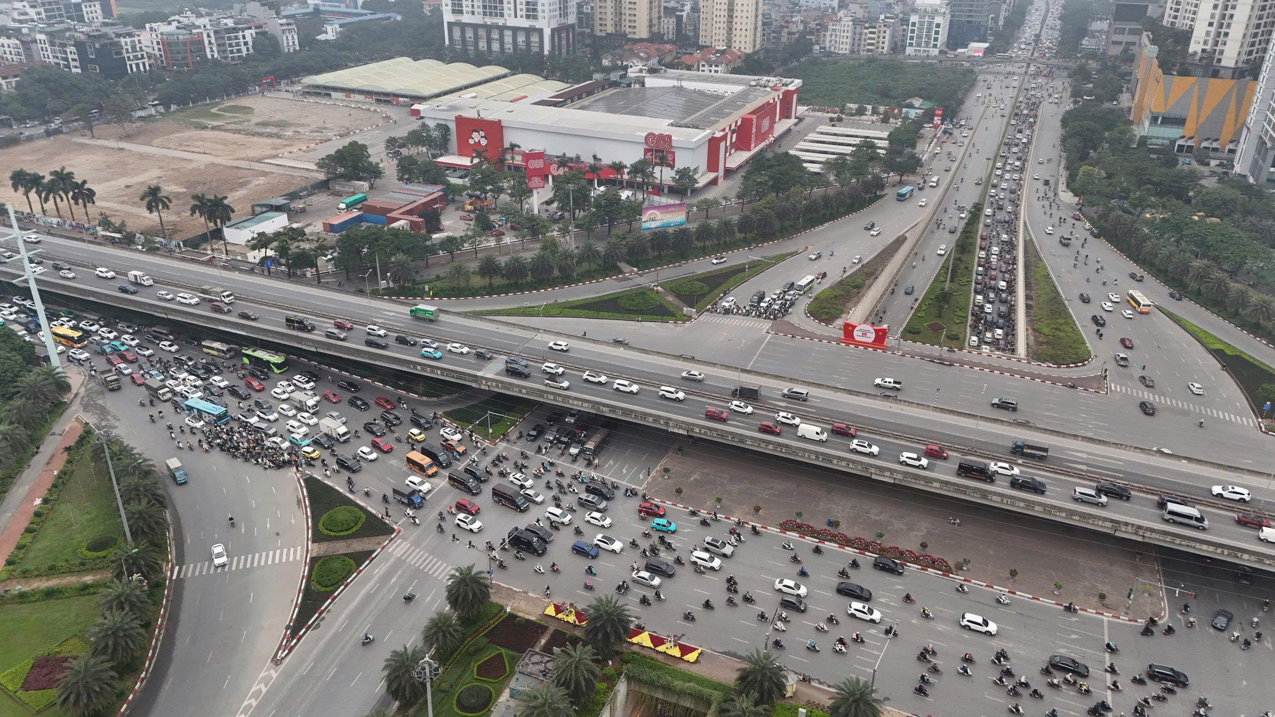 Phố Hà Nội đông nghẹt, người dân chật vật đi làm sau kỳ nghỉ Tết kéo dài 4 ngày- Ảnh 11.