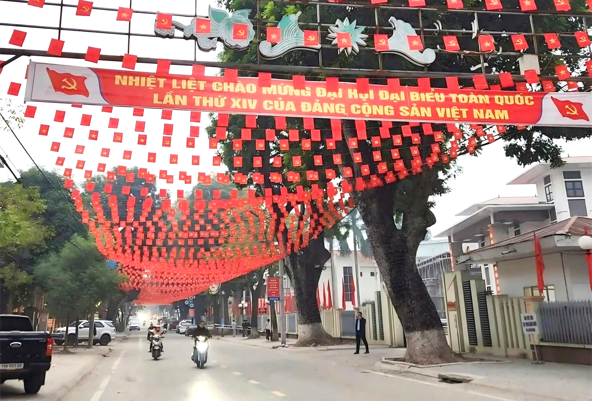 Phú Thọ: Chỉnh trang đô thị tạo khí thế chào mừng Đại hội Đảng toàn quốc lần thứ XIV- Ảnh 2.