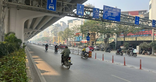 Hà Nội: Xe máy “cắt mặt” ô tô Phạm Văn Đồng, tai nạn cận kề! Hà Nội: Xe máy “tranh làn” ô tô trên Phạm Văn Đồng, nguy cơ va chạm luôn rình rập