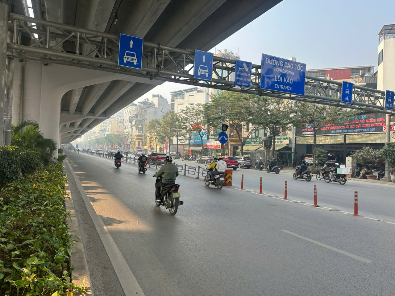 Hà Nội: Xe máy “tranh làn” ô tô trên Phạm Văn Đồng, nguy cơ va chạm luôn rình rập- Ảnh 1.