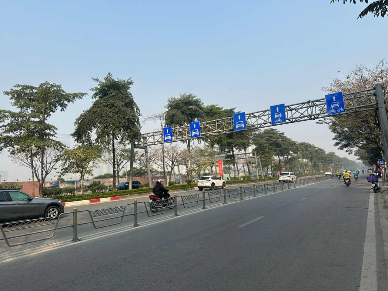 Hà Nội: Xe máy “tranh làn” ô tô trên Phạm Văn Đồng, nguy cơ va chạm luôn rình rập- Ảnh 2.