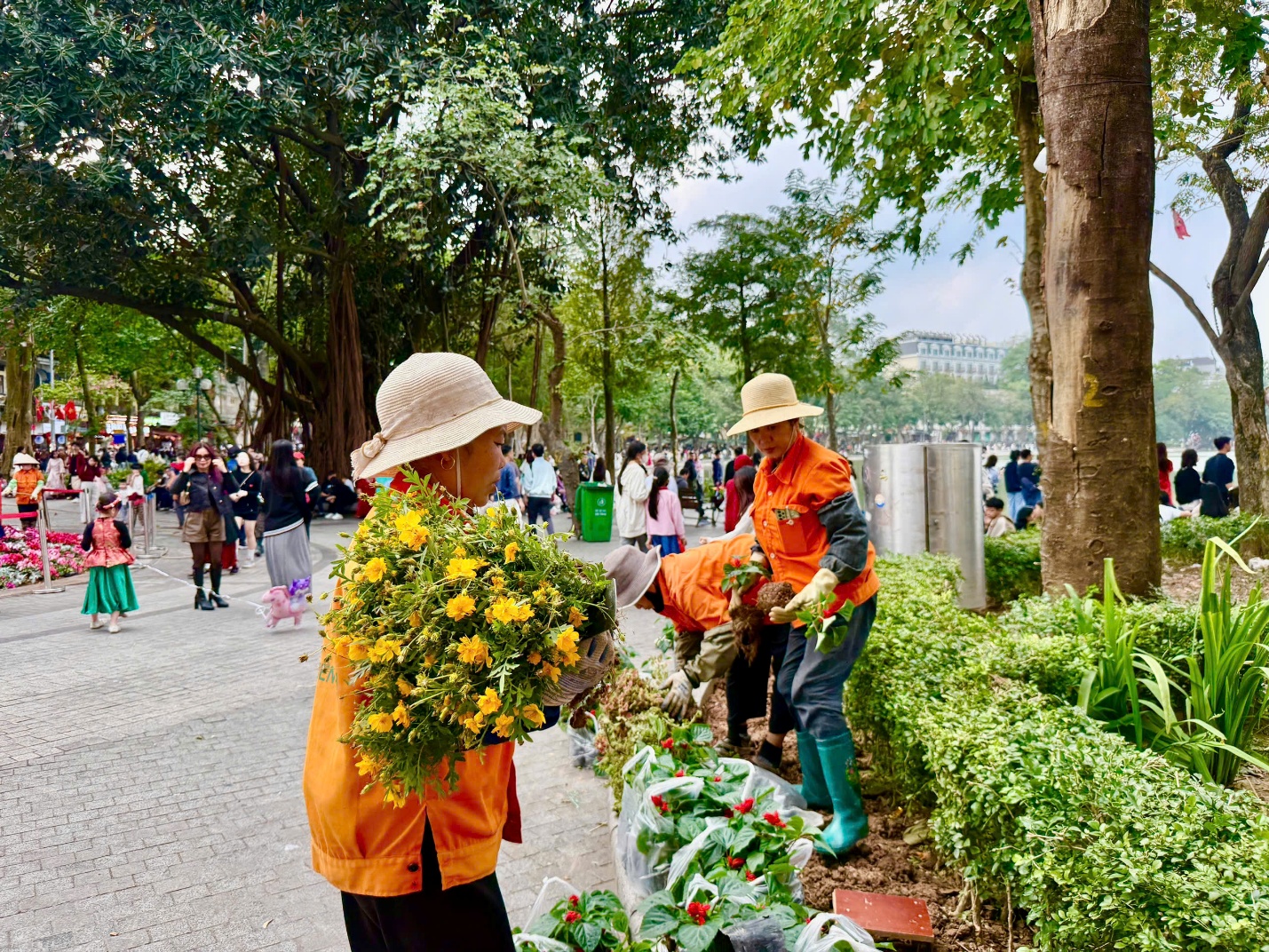Hà Nội chỉnh trang đô thị, khoác diện mạo mới chào mừng Đại hội Đảng- Ảnh 2.