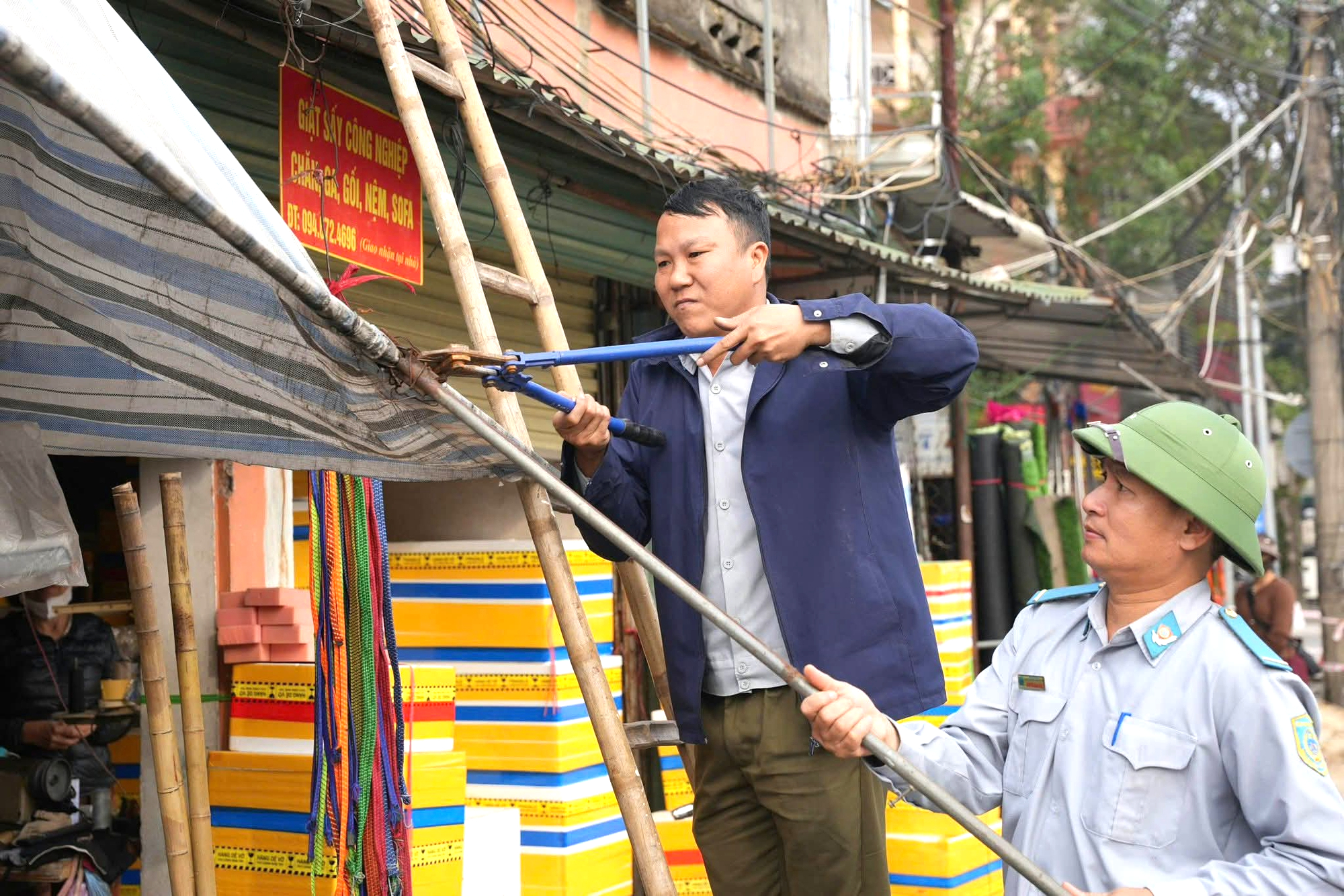 Hà Tĩnh tăng cường lập lại trật tự đô thị, đảm bảo ATGT dịp Tết- Ảnh 1.