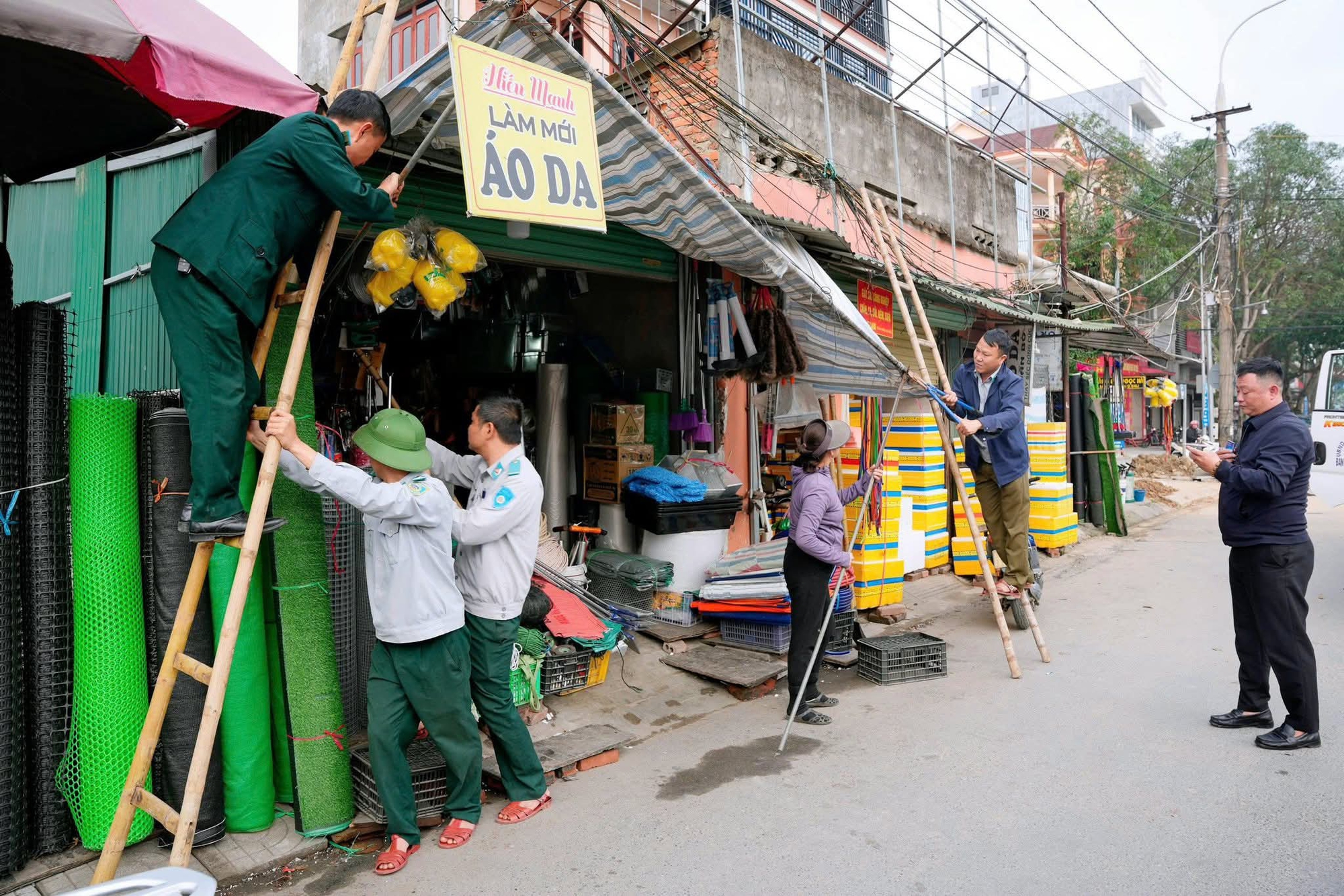Hà Tĩnh tăng cường lập lại trật tự đô thị, đảm bảo ATGT dịp Tết- Ảnh 2.