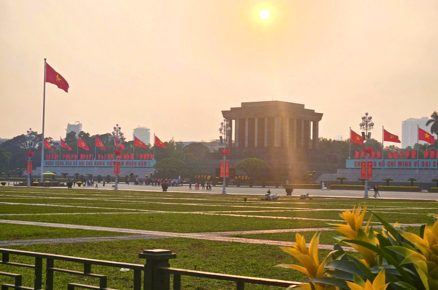 Hà Nội lung linh cờ hoa chào mừng Đại hội Đảng - Ảnh 1.