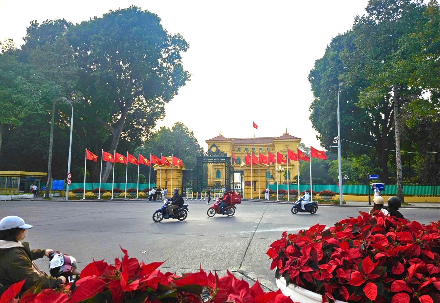 Hà Nội lung linh cờ hoa chào mừng Đại hội Đảng - Ảnh 2.