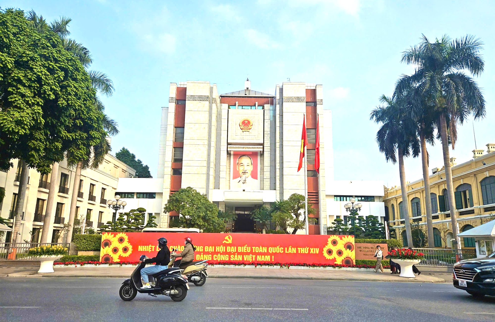 Hà Nội lung linh cờ hoa chào mừng Đại hội Đảng - Ảnh 5.