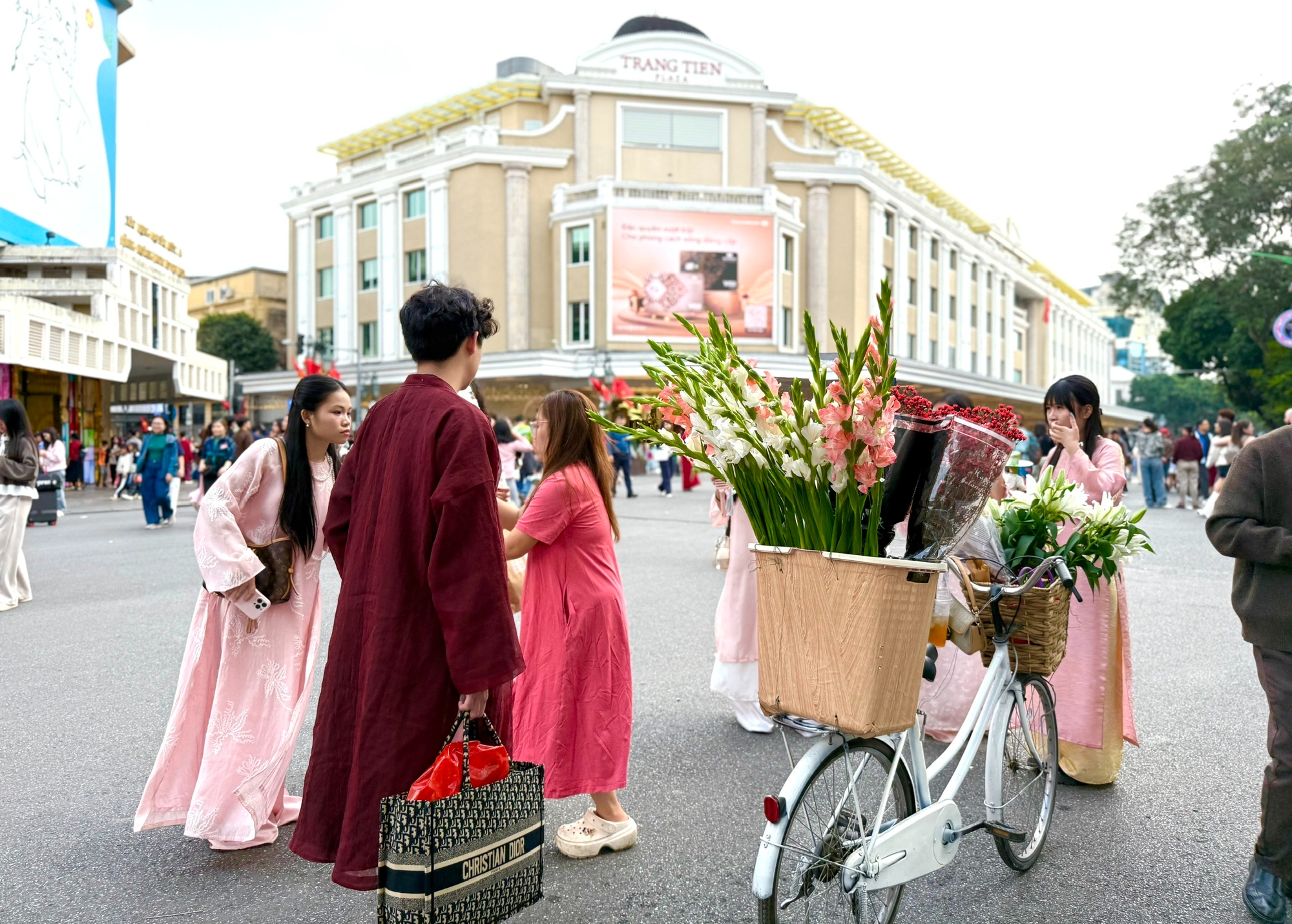 Hà Nội lung linh cờ hoa chào mừng Đại hội Đảng - Ảnh 10.