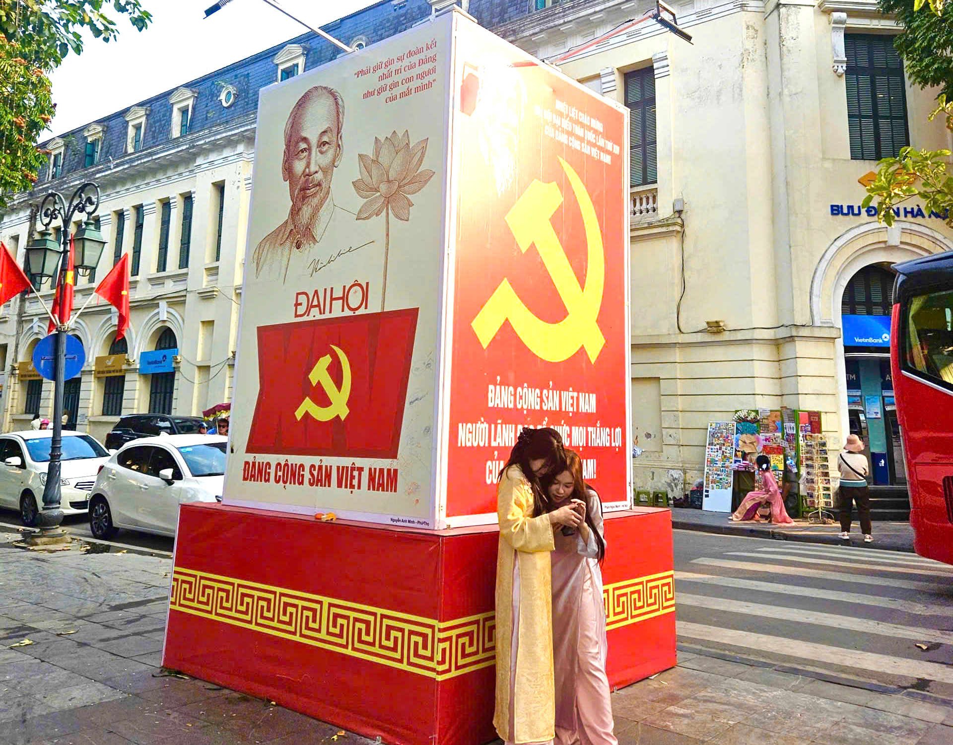 Hà Nội lung linh cờ hoa chào mừng Đại hội Đảng - Ảnh 11.