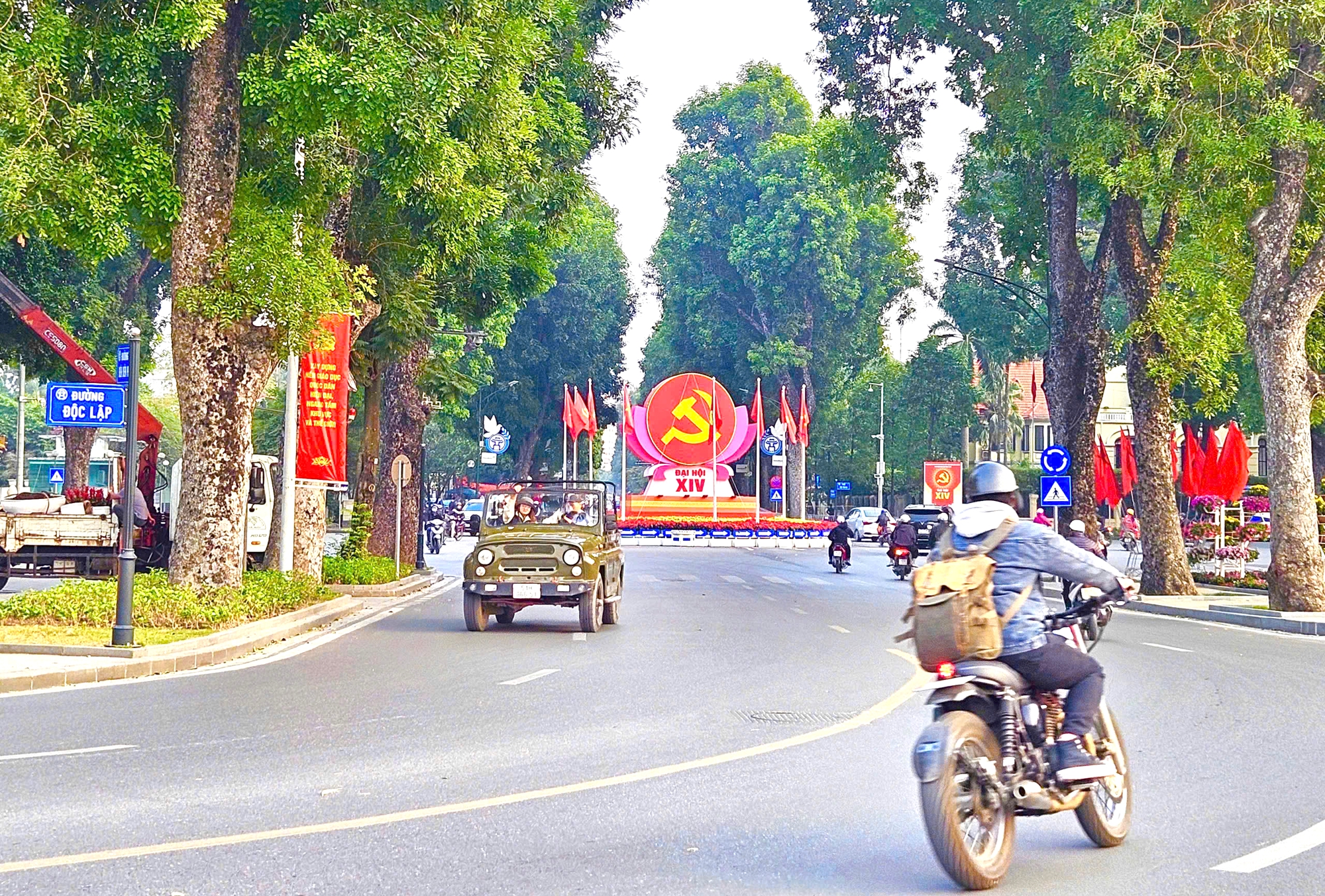 Hà Nội lung linh cờ hoa chào mừng Đại hội Đảng - Ảnh 14.