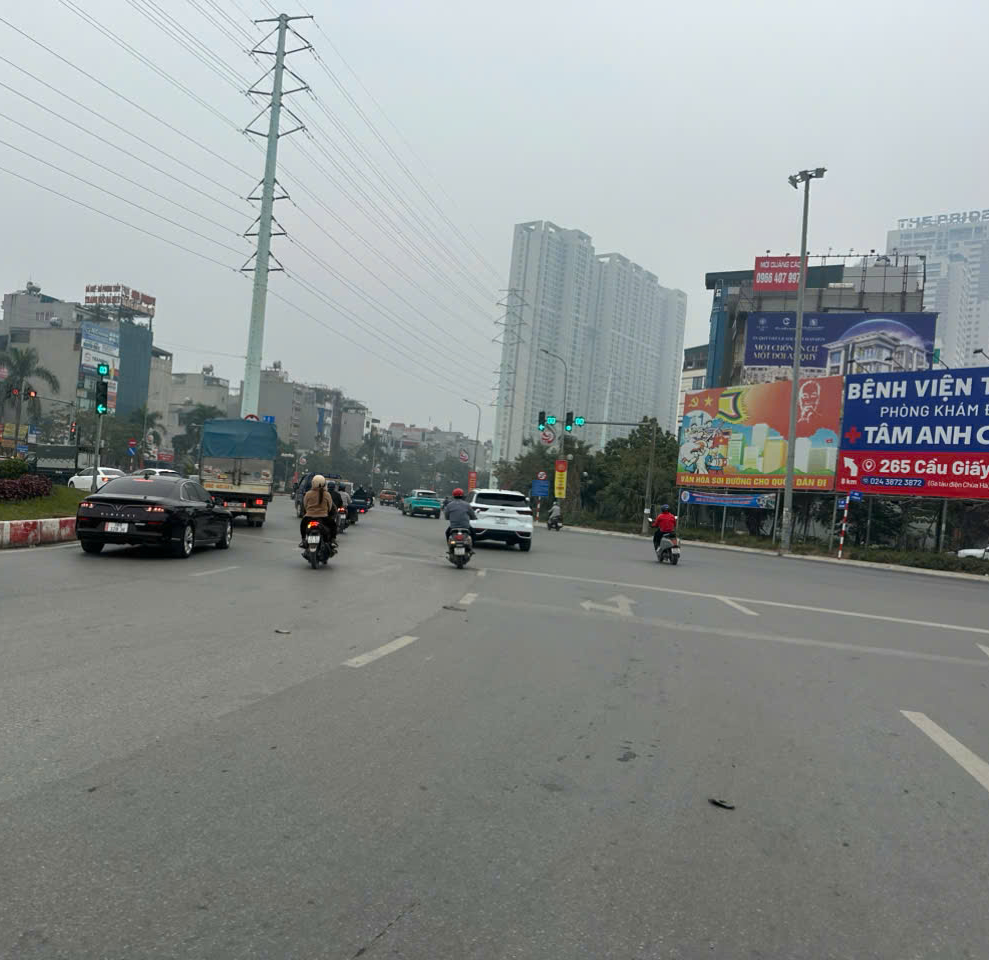 Sau lệnh cấm xe tải ban ngày, nhiều tuyến đường nội đô thông thoáng rõ rệt- Ảnh 2.