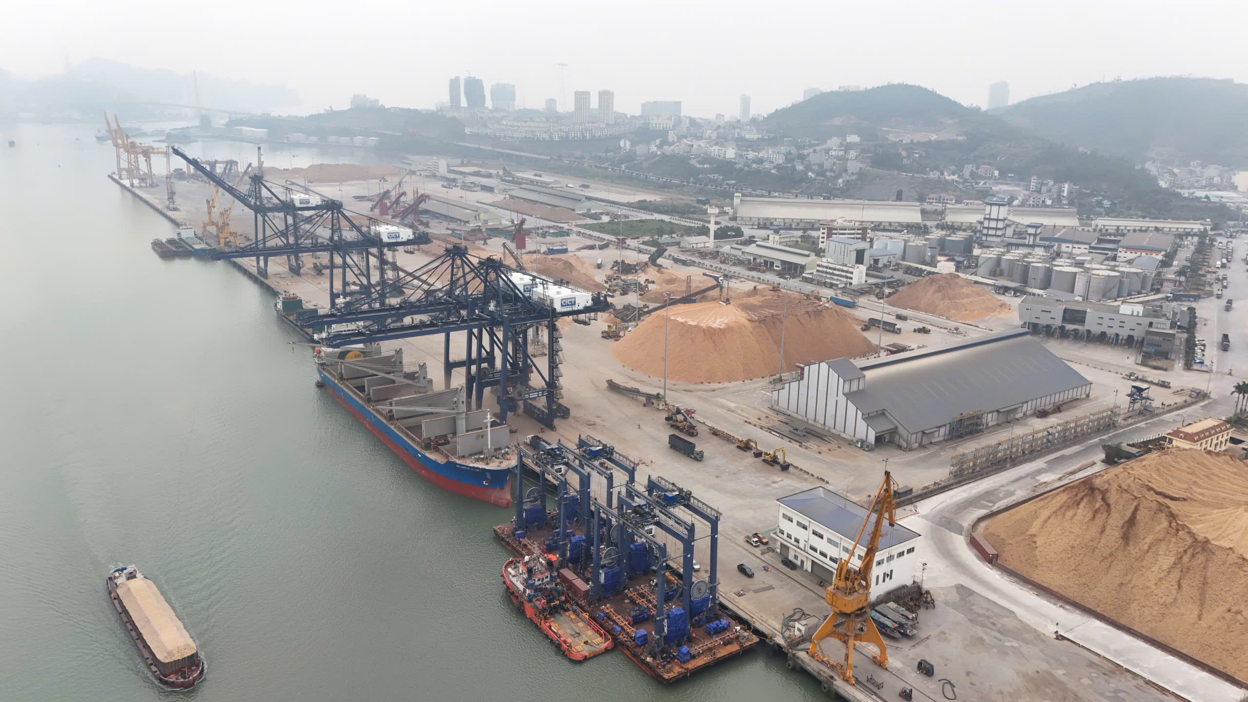 Cận cảnh cảng Cái Lân được Quảng Ninh nghiên cứu chuyển thành cảng du lịch- Ảnh 1.