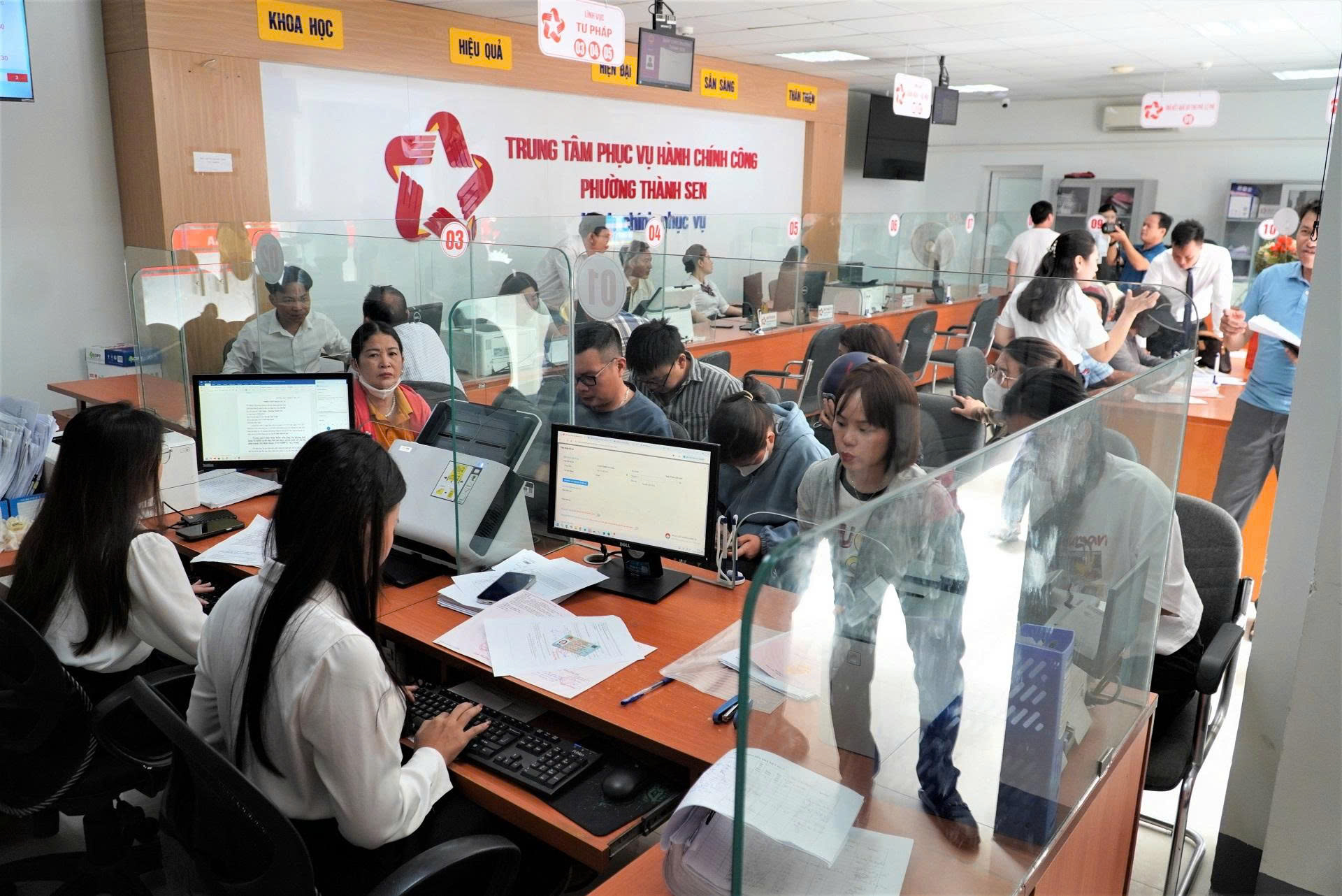 Nộp hồ sơ cấp phép xây dựng online: Người dân Hà Tĩnh tiết kiệm thời gian, giảm đi lại- Ảnh 2.