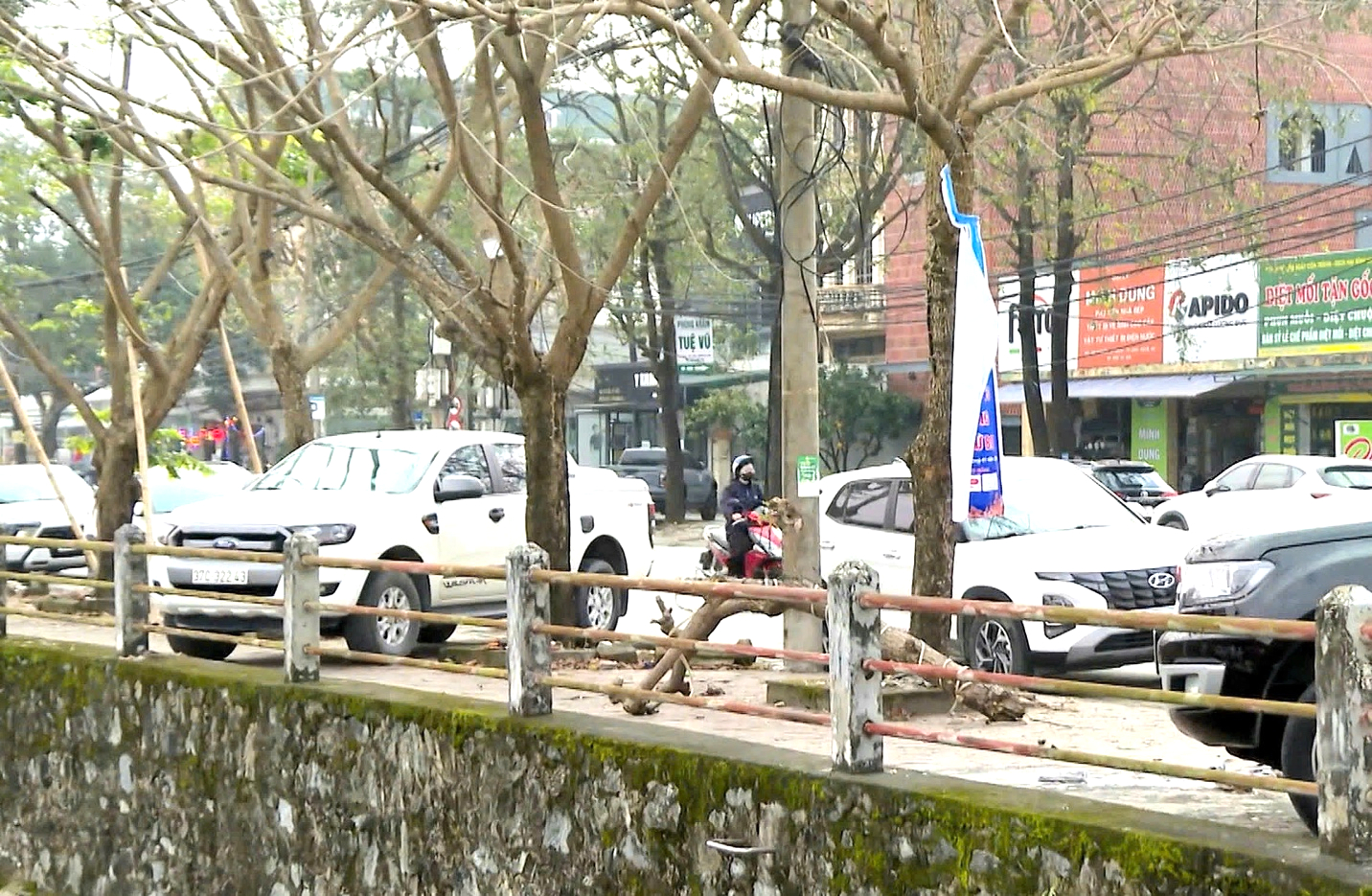 Nghệ An sẽ xử lý nghiêm vi phạm chiếm dụng vỉa hè làm nơi đỗ xe- Ảnh 1. Nghệ An sẽ xử lý nghiêm vi phạm chiếm dụng vỉa hè làm nơi đỗ xe- Ảnh 1.