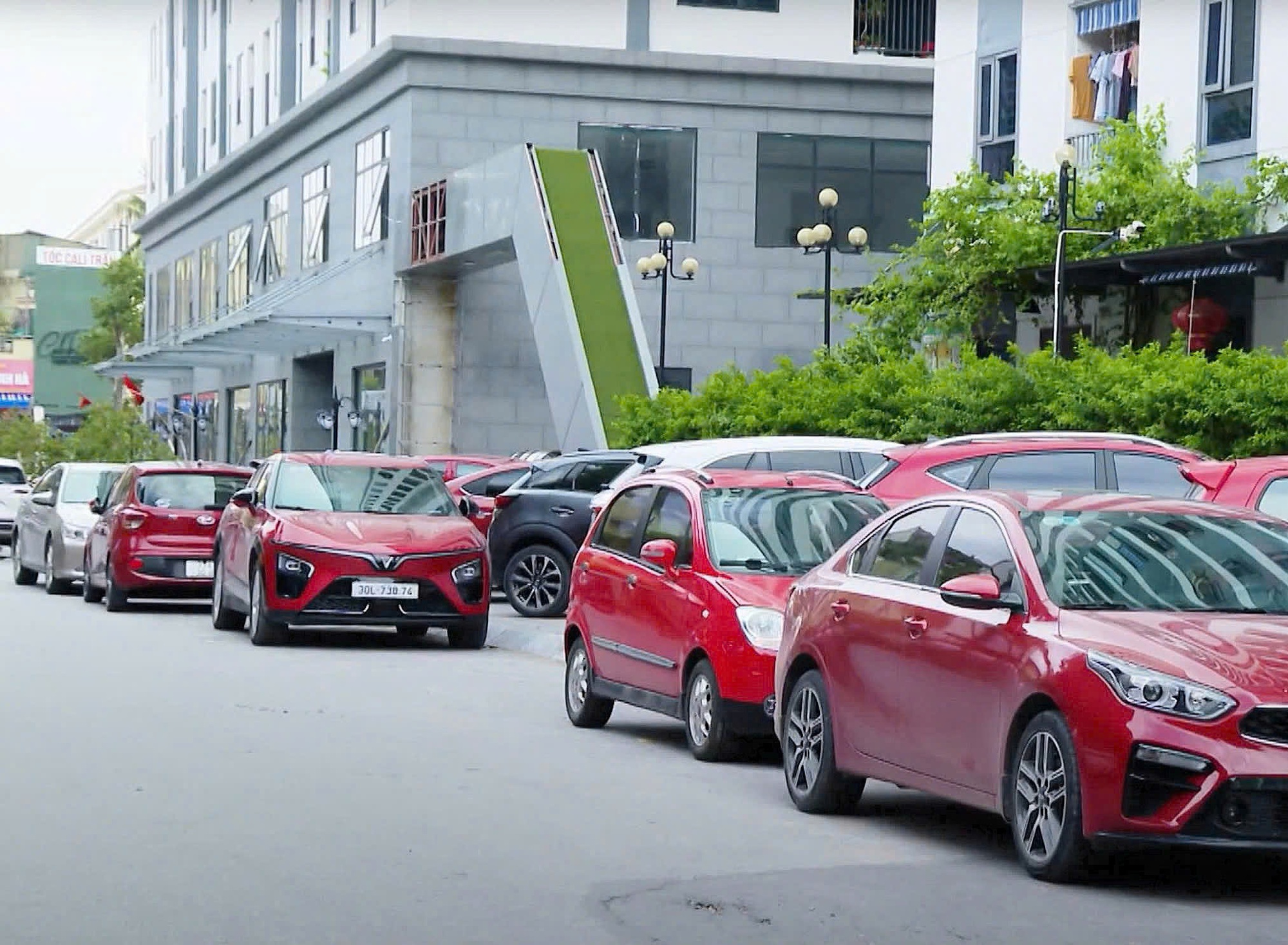 Nghệ An sẽ xử lý nghiêm vi phạm chiếm dụng vỉa hè làm nơi đỗ xe- Ảnh 3. Nghệ An sẽ xử lý nghiêm vi phạm chiếm dụng vỉa hè làm nơi đỗ xe- Ảnh 3.