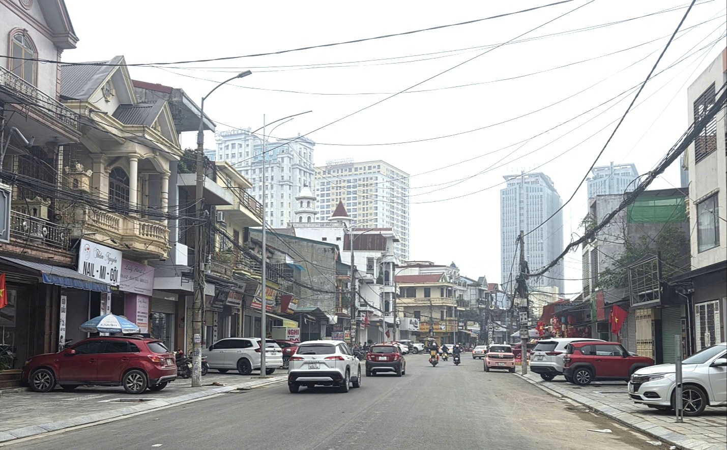 Nghệ An sẽ xử lý nghiêm vi phạm chiếm dụng vỉa hè làm nơi đỗ xe- Ảnh 4. Nghệ An sẽ xử lý nghiêm vi phạm chiếm dụng vỉa hè làm nơi đỗ xe- Ảnh 4.