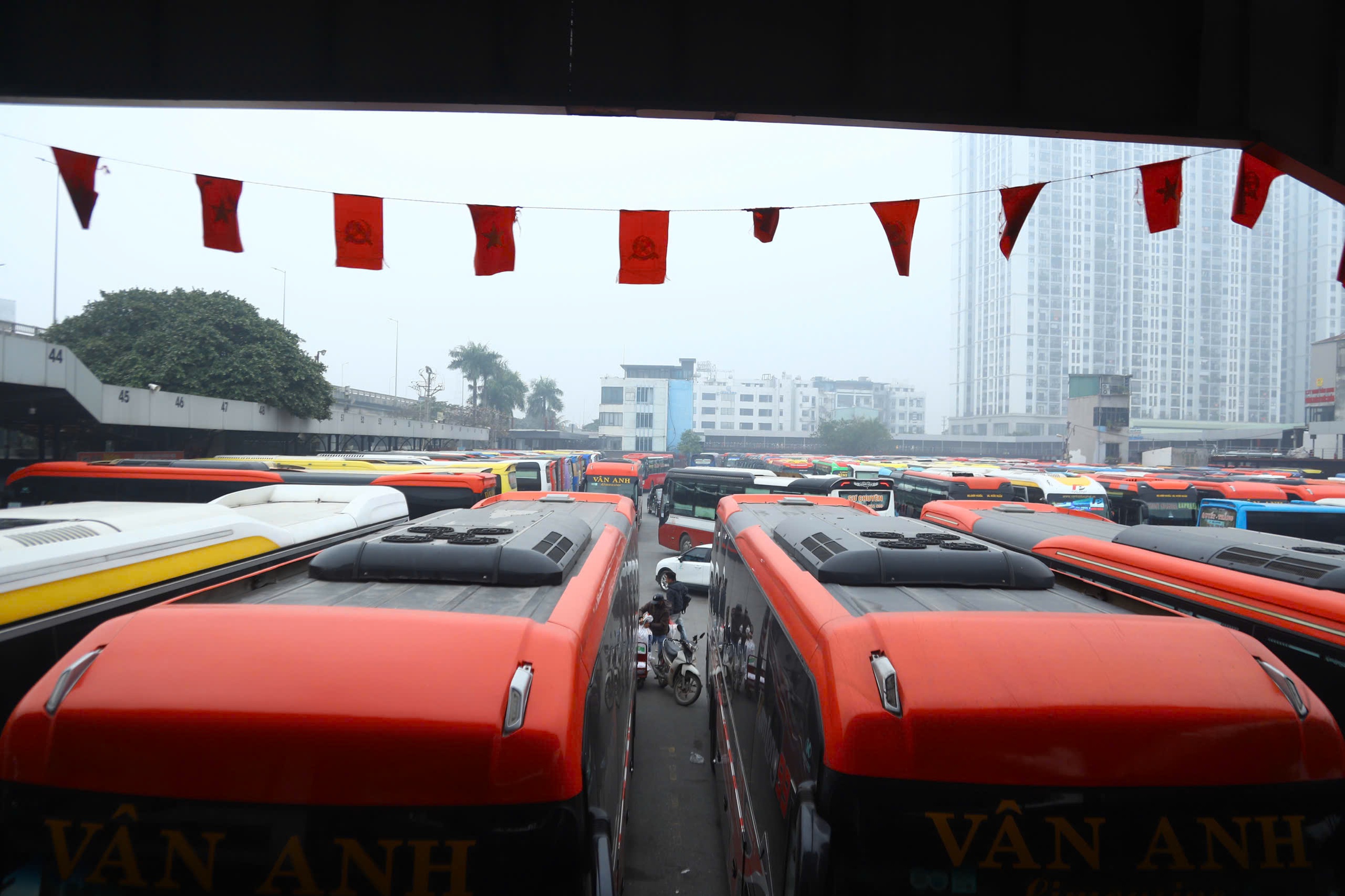 Cao điểm Tết cận kề, các bến xe Thủ đô tăng cường hàng nghìn lượt xe- Ảnh 2.