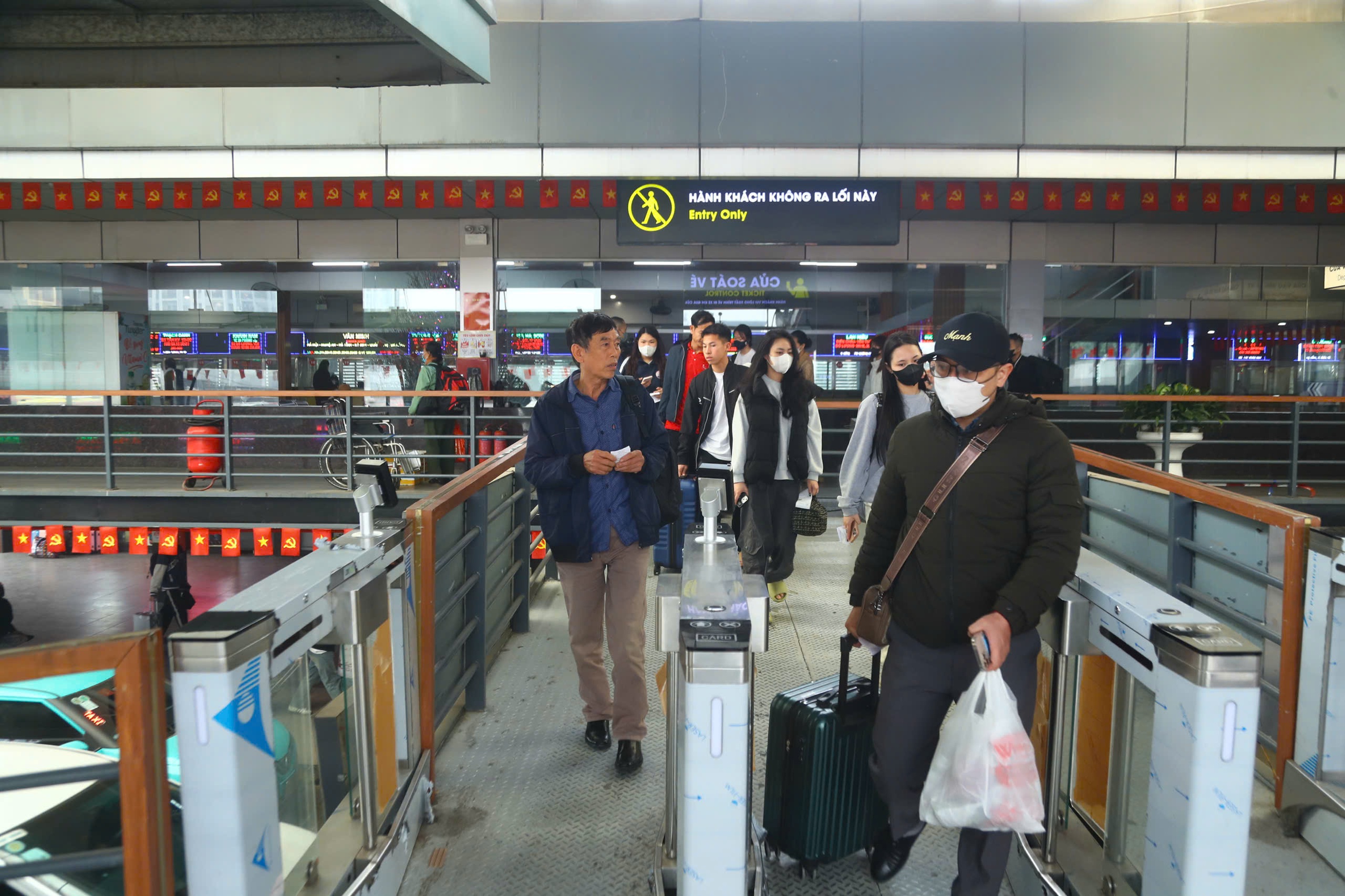 Cao điểm Tết cận kề, các bến xe Thủ đô tăng cường hàng nghìn lượt xe- Ảnh 3.