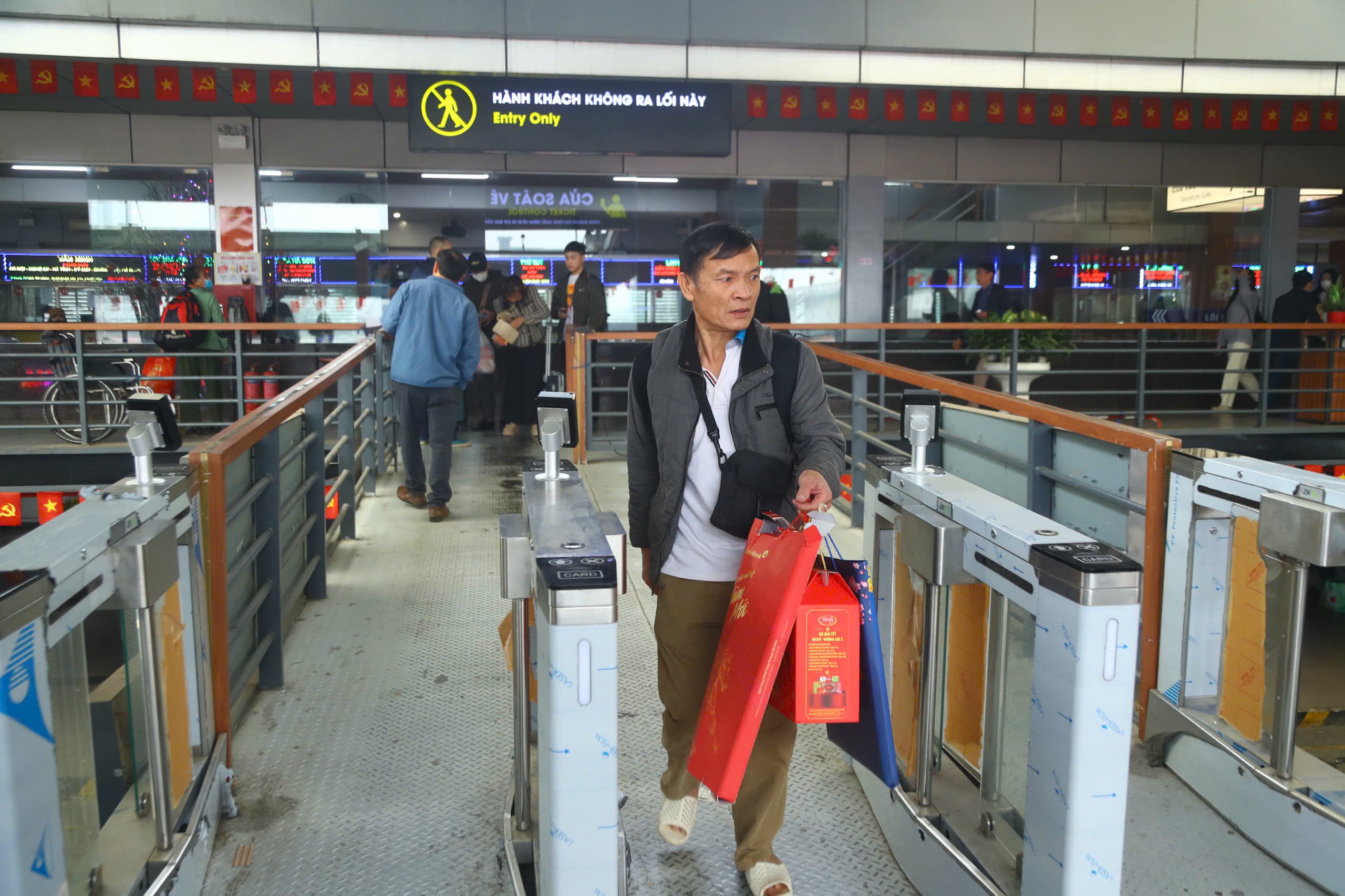 Cao điểm Tết cận kề, các bến xe Thủ đô tăng cường hàng nghìn lượt xe- Ảnh 4.