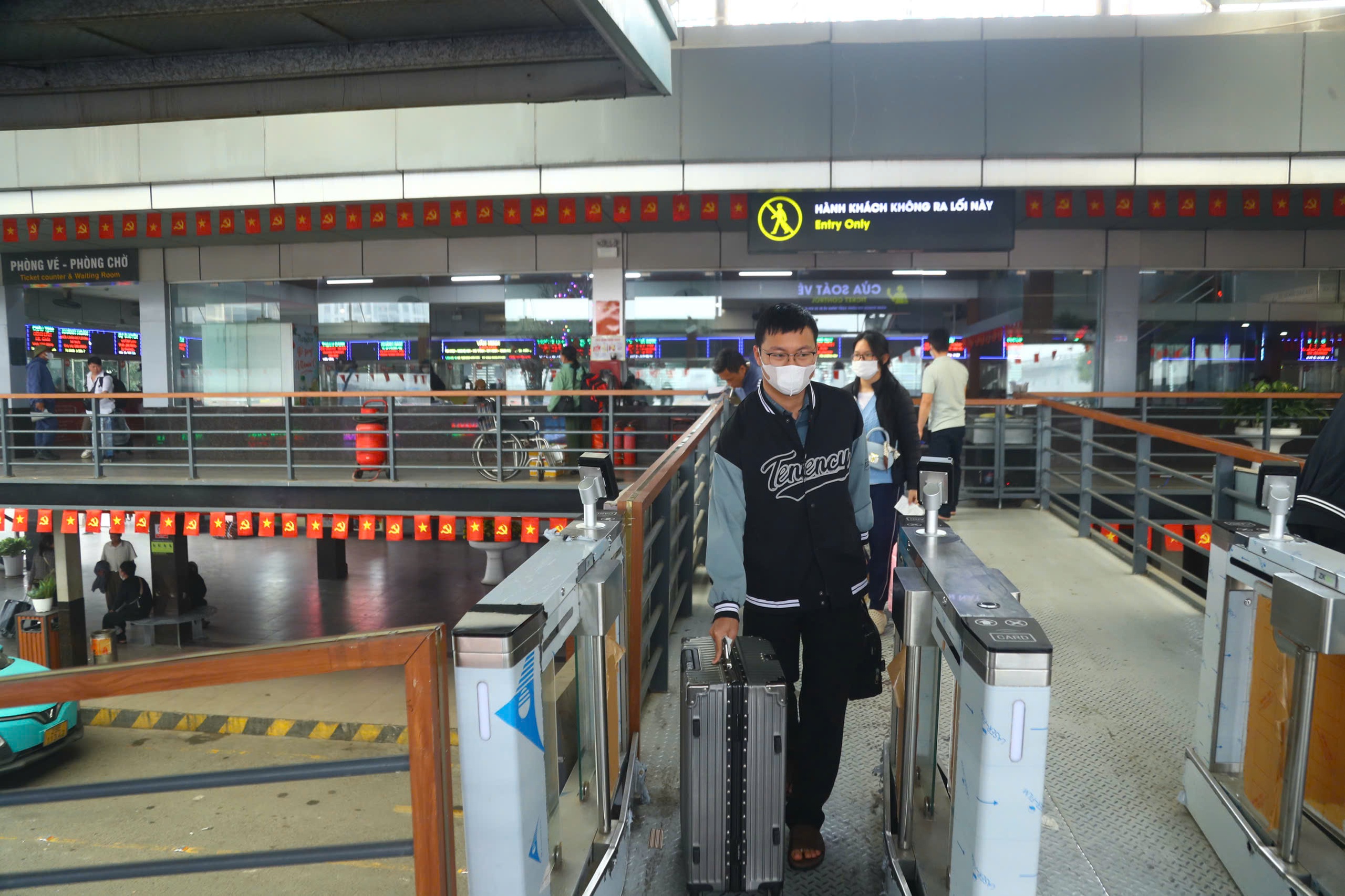 Cao điểm Tết cận kề, các bến xe Thủ đô tăng cường hàng nghìn lượt xe- Ảnh 5.