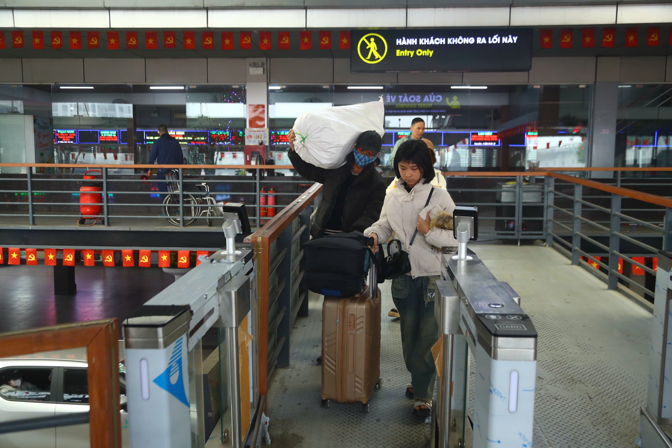 Cao điểm Tết cận kề, các bến xe Thủ đô tăng cường hàng nghìn lượt xe- Ảnh 6.