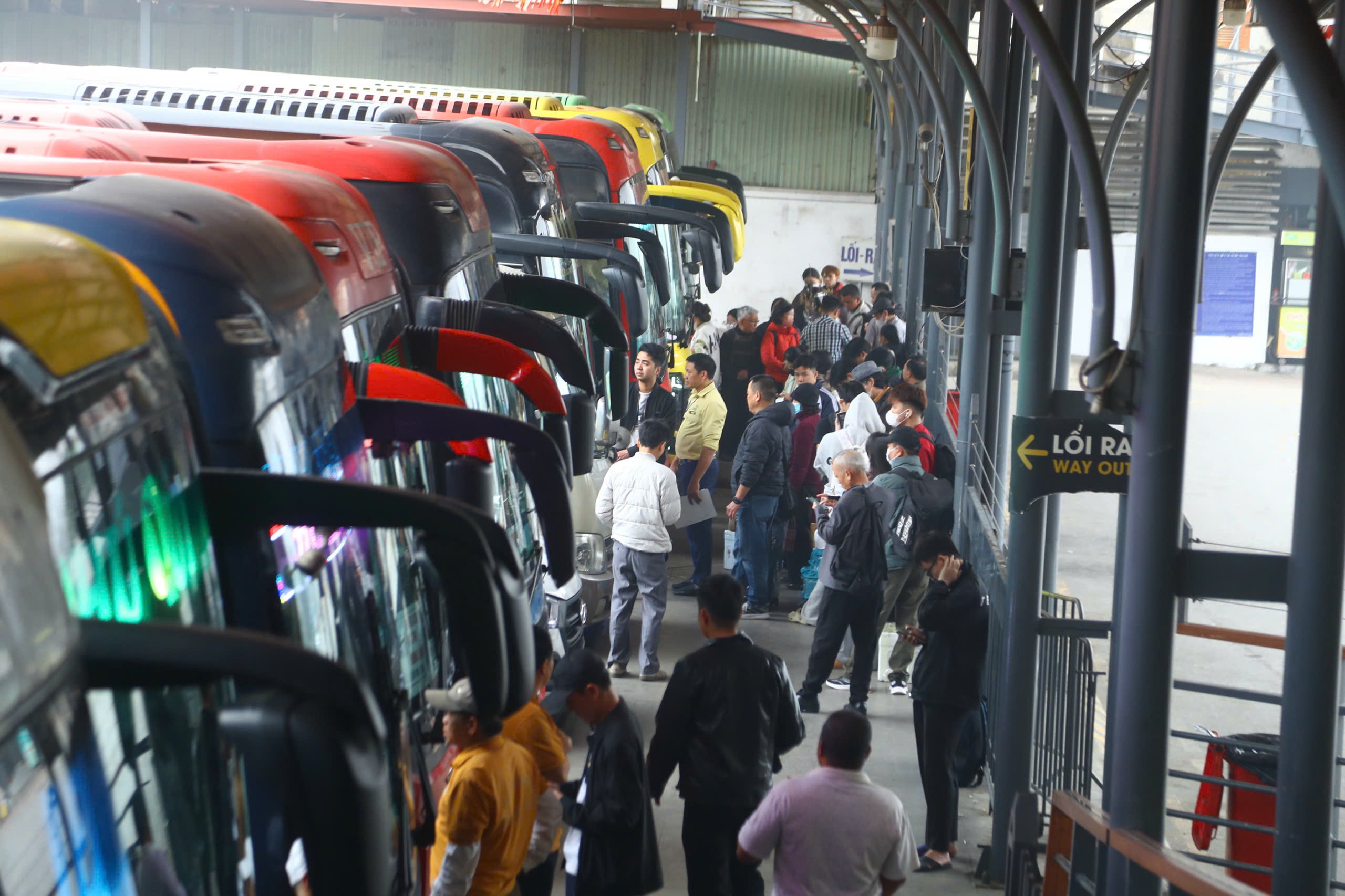 Cao điểm Tết cận kề, các bến xe Thủ đô tăng cường hàng nghìn lượt xe- Ảnh 7.