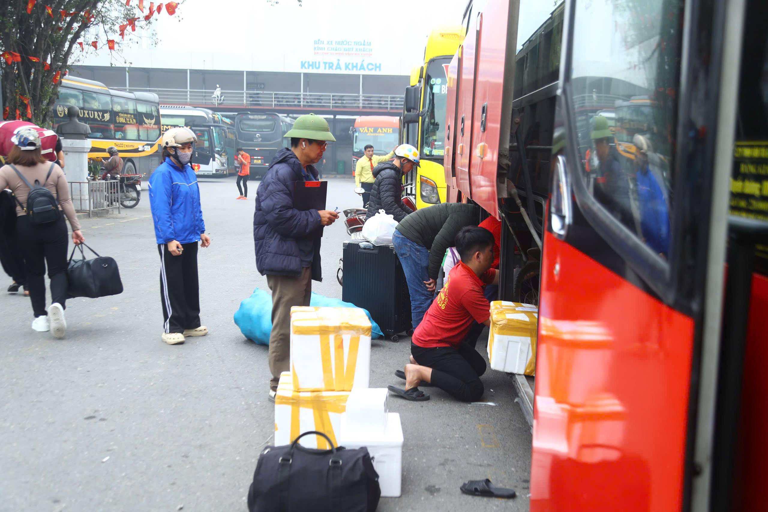 Cao điểm Tết cận kề, các bến xe Thủ đô tăng cường hàng nghìn lượt xe- Ảnh 8.