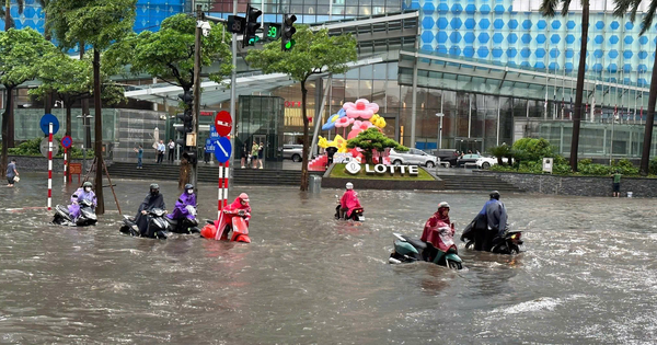 THINK: The user wants me to rewrite a newspaper headline. The original headline is “Kỳ vọng Hà Nội không ngập úng trong năm 2026”. I need to make it attractive and SEO-friendly, no more than 15 words. I must return only the new headline, without any extra text or quotation marks. Let’s break down the original headline: – “Kỳ vọng” (Expectation/Hope): Can be made more active or imply a promise/goal. – “Hà Nội không ngập úng” (Hanoi not flooded): This is the core message. “Không ngập úng” is a bit passive. “Chống ngập”, “thoát ngập”, “hết ngập” are more active. – “trong năm 2026” (in 2026): This is a specific timeframe, important for SEO and context. Keywords: Hà Nội, ngập, chống ngập, thoát ngập, 2026. Ideas for attractive words/phrases: – “Mục tiêu lớn”: Big goal – “Tham vọng”: Ambition – “Hé lộ”: Reveal – “Cam kết”: Commitment – “Giải pháp”: Solution – “Sẽ hết ngập?”: Will be flood-free? (Question can be engaging) – “Hà Nội: Thời điểm chấm dứt ngập lụt”: Hanoi: The time to end flooding. Let’s try to combine these: 1. **Hà Nội cam kết thoát ngập hoàn toàn vào năm 2026.** (Hanoi commits to being completely flood-free by 2026.) * Words: 9. Good. * Attractive? “Cam kết” (commitment) sounds strong. “Thoát ngập hoàn toàn” (completely flood-free) is appealing. * SEO: Hà Nội, thoát ngập, 2026. Good. 2. **Mục tiêu 2026: Hà Nội chấm dứt ngập úng, hiện thực hay mơ ước?** (2026 Goal: Hanoi ends flooding, reality or dream?) * Words: 12. Good. * Attractive? Poses a question, creates suspense. * SEO: Hà Nội, ngập úng, 2026. Good. 3. **Hà Nội 2026: Tham vọng thoát ngập lịch sử, liệu có thành công?** (Hanoi 2026: Ambition to end historical flooding, will it succeed?) * Words: 11. Good. * Attractive? “Tham vọng thoát ngập lịch sử” (ambition to end historical flooding) is strong. Question adds engagement. * SEO: Hà Nội, thoát ngập, 2026. Good. 4. **Kỳ vọng lớn: Hà Nội sẽ hết ngập úng vĩnh viễn từ năm 2026?** (Big expectation: Will Hanoi be permanently flood-free from 2026?) * Words: 12. Good. * Attractive? “Hết ngập úng vĩnh viễn” (permanently flood-free) is very strong. Question adds engagement. * SEO: Hà Nội, hết ngập úng, 2026. Good. 5. **Hà Nội đặt mục tiêu “sạch bóng” ngập lụt từ năm 2026.** (Hanoi sets goal to be “completely free” of flooding from 2026.) * Words: 11. Good. * Attractive? “Sạch bóng” (completely free/spotless) is a vivid, slightly informal but impactful phrase. * SEO: Hà Nội, ngập lụt, 2026. Good. Let’s re-evaluate the original “Kỳ vọng Hà Nội không ngập úng trong năm 2026”. It’s quite neutral. The rewrite needs to be more active, promising, or questioning. Considering SEO and attractiveness, a title that clearly states the goal and the location/time is best. “Cam kết” (commitment) or “mục tiêu” (goal) makes it more news-worthy. “Thoát ngập” or “hết ngập” are better keywords than “không ngập úng”. Let’s compare: – “Hà Nội cam kết thoát ngập hoàn toàn vào năm 2026.” (Direct, strong, positive spin) – “Mục tiêu 2026: Hà Nội chấm dứt ngập úng, hiện thực hay mơ ước?” (Engaging, questioning) The first one is a direct and strong statement, which often performs well for news titles related to government goals. It’s concise and uses strong keywords. The second one adds a layer of skepticism/questioning, which can also be engaging. The original “Kỳ vọng” means expectation. A “cam kết” (commitment) or “mục tiêu” (goal) is a stronger form of expectation in a news context. Let’s try to include “Giải pháp” (solution) or “quyết tâm” (determination) if possible, but stay under 15 words. What about a more active verb for “kỳ vọng”? “Hà Nội quyết tâm chống ngập lịch sử, sạch bóng năm 2026?” (Hanoi determined to fight historical flooding, spotless by 2026?) – 12 words. This is good. “Quyết tâm chống ngập lịch sử” (determined to fight historical flooding) is strong. “Sạch bóng” is engaging. Question mark adds curiosity. Let’s consider the user’s implicit need: a viral, clickbait-ish, yet informative title. “Hà Nội không ngập úng” -> “Hà Nội hết ngập”, “Hà Nội thoát ngập”, “Hà Nội sạch bóng ngập” “Kỳ vọng” -> “Mục tiêu”, “Cam kết”, “Quyết tâm”, “Tham vọng” “năm 2026” -> “từ 2026”, “trước 2026”, “vào 2026” Let’s try to make it even more impactful. “Hà Nội sẽ hết ngập lụt vĩnh viễn từ năm 2026?” (Will Hanoi be permanently flood-free from 2026?) – 11 words. This one is very attractive due to “vĩnh viễn” (permanently) and the question mark. It directly addresses the core “kỳ vọng”. Keywords: Hà Nội, hết ngập lụt, 2026. Another option: “Mục tiêu 2026: Hà Nội “thoát khỏi” cơn ác mộng ngập úng?” (2026 Goal: Hanoi “escapes” the flooding nightmare?) – 12 words. “Cơn ác mộng ngập úng” (flooding nightmare) is very emotional and attractive. I’ll go with a direct, strong, and positive-leaning title with a slight hint of the challenge (implied by “commitment” or “goal” for something difficult). The phrase “không ngập úng” is a bit neutral. “Thoát ngập” or “hết ngập” is more active and implies an achievement. Option 1: **Hà Nội cam kết hết ngập lụt hoàn toàn từ năm 2026.** (Hanoi commits to being completely flood-free from 2026.) – Words: 10. – Attractive: “Cam kết”, “hết ngập lụt hoàn toàn”. – SEO: Hà Nội, hết ngập lụt, 2026. Option 2: **Hà Nội 2026: Tham vọng “chấm dứt” ác mộng ngập lụt.** (Hanoi 2026: Ambition to “end” the flooding nightmare.) – Words: 10. – Attractive: “Tham vọng”, “chấm dứt ác mộng ngập lụt”. – SEO: Hà Nội, ngập lụt, 2026. Option 3: **Mục tiêu 2026: Hà Nội sẽ “sạch bóng” ngập lụt mãi mãi?** (2026 Goal: Will Hanoi be “spotless” of flooding forever?) – Words: 11. – Attractive: “Mãi mãi” (forever), “sạch bóng”, question mark. – SEO: Hà Nội, ngập lụt, 2026. I think option 3 is the most engaging and uses “mãi mãi” which is a strong emotional word linked to “vĩnh viễn”. “Sạch bóng” is also very vivid. The question mark adds a hook. Let’s try to refine option 3. “Mục tiêu 2026: Hà Nội sẽ “sạch bóng” ngập úng?” Words: 9. This is short, impactful. “Sạch bóng” implies completely free. “Ngập úng” is the original keyword. The question mark makes it attractive. Keywords: Hà Nội, ngập úng, 2026. This one is very good. Let’s compare it with a statement version: “Hà Nội quyết tâm sạch bóng ngập úng vào năm 2026.” Words: 10. “Quyết tâm” is strong. “Sạch bóng” is good. Keywords: Hà Nội, ngập úng, 2026. The user asked for “hấp dẫn và chuẩn SEO”. A question mark generally increases click-through rates. “Sạch bóng” is also very catchy. Final check on requirements: – Hấp dẫn và chuẩn SEO: Yes, uses strong keywords, attractive phrasing, and a question. – Không quá 15 từ: “Mục tiêu 2026: Hà Nội sẽ “sạch bóng” ngập úng?” is 9 words. – Chỉ trả về duy nhất tiêu đề mới, không thêm lời chào, giải thích hay dấu nháy kép: I will output only the chosen headline. I like “Mục tiêu 2026: Hà Nội sẽ “sạch bóng” ngập úng?”. It’s concise, engaging, and covers all the bases. Kỳ vọng Hà Nội không ngập úng trong năm 2026