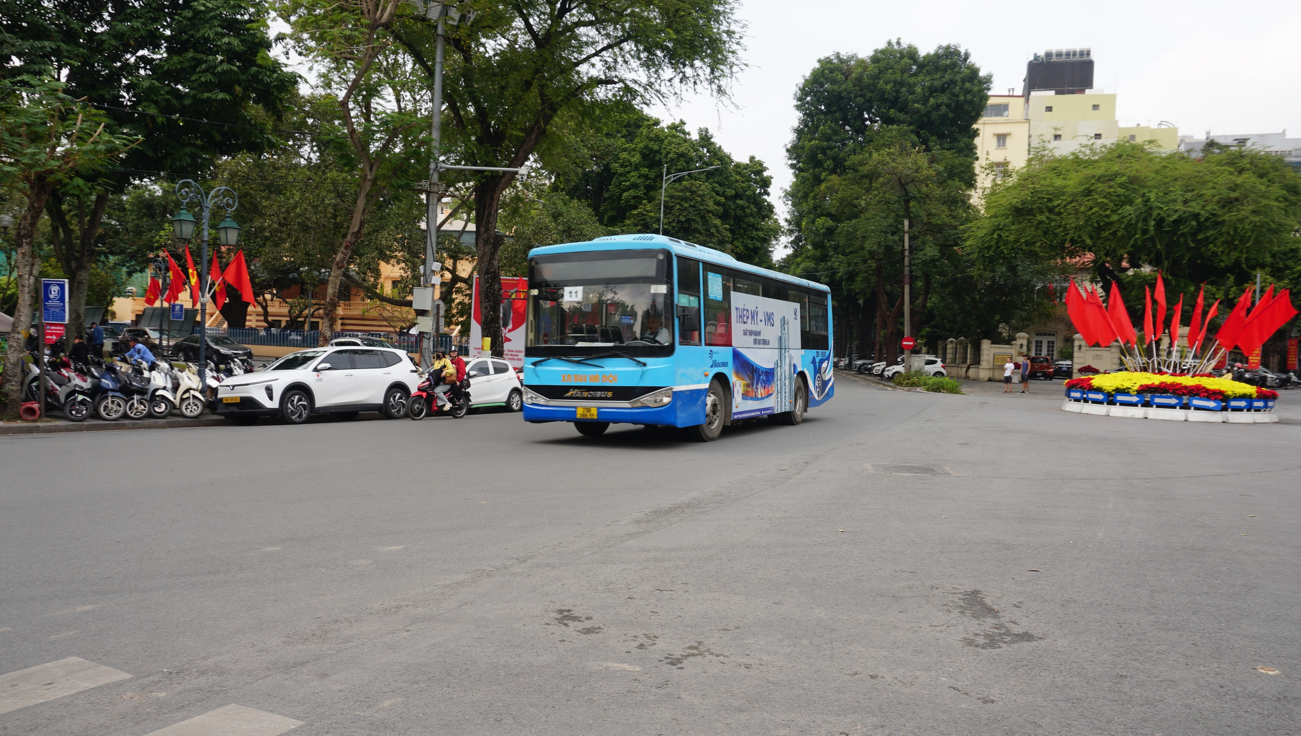 Hơn 49.000 lượt xe buýt đồng hành cùng người dân Thủ đô trong 9 ngày Tết- Ảnh 1.