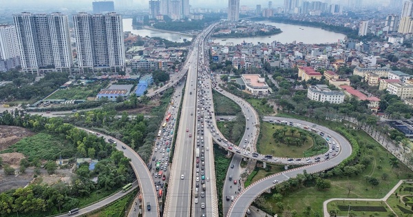 Kẹt xe Hà Nội: Cửa ngõ ‘tê liệt’ vì dòng người ồ ạt về quê Dòng người đổ về quê, các cửa ngõ Hà Nội tắc dài