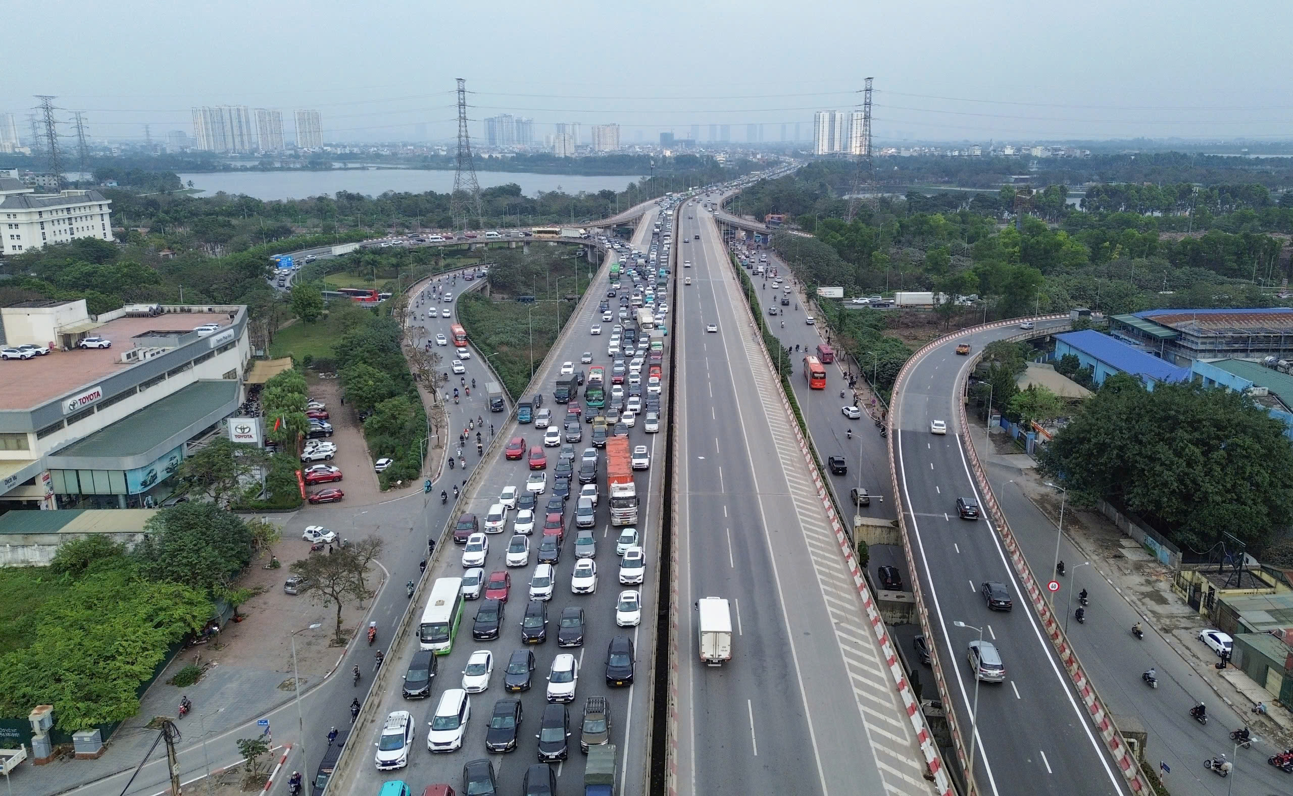 Dòng người đổ về quê, các cửa ngõ Hà Nội tắc dài - Ảnh 2. Dòng người đổ về quê, các cửa ngõ Hà Nội tắc dài - Ảnh 2.