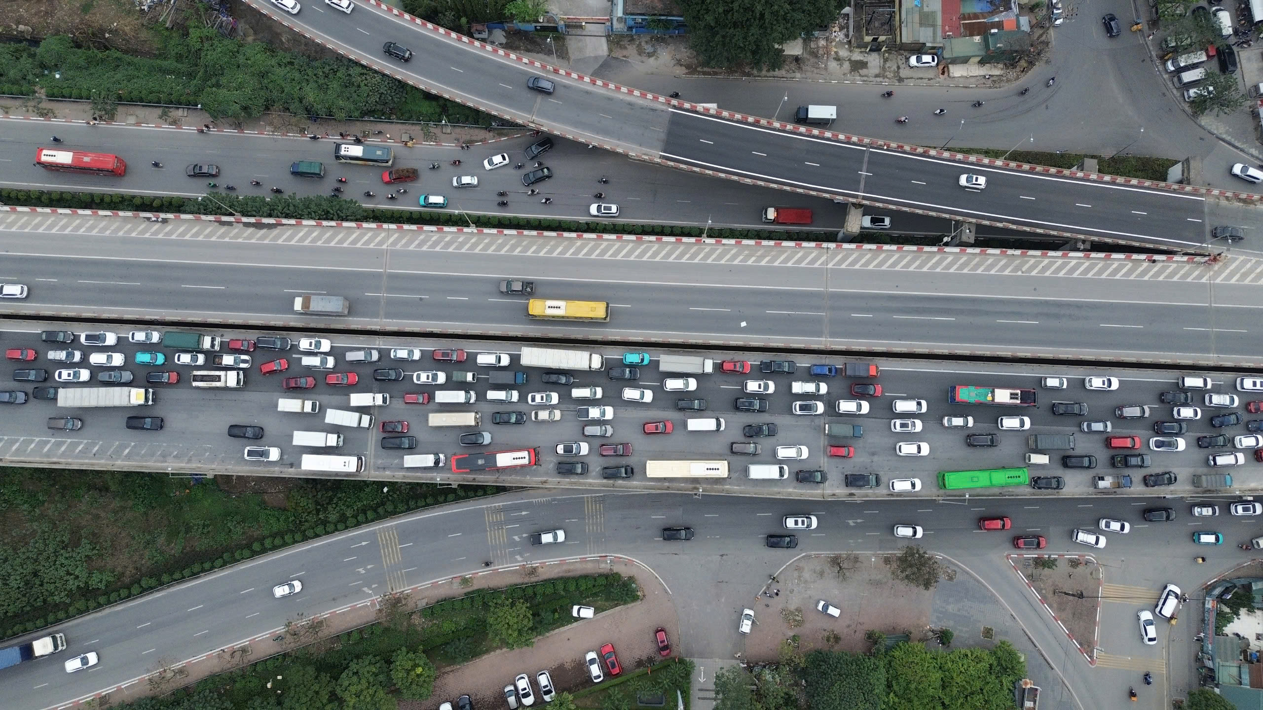 Dòng người đổ về quê, các cửa ngõ Hà Nội tắc dài - Ảnh 3. Dòng người đổ về quê, các cửa ngõ Hà Nội tắc dài - Ảnh 3.