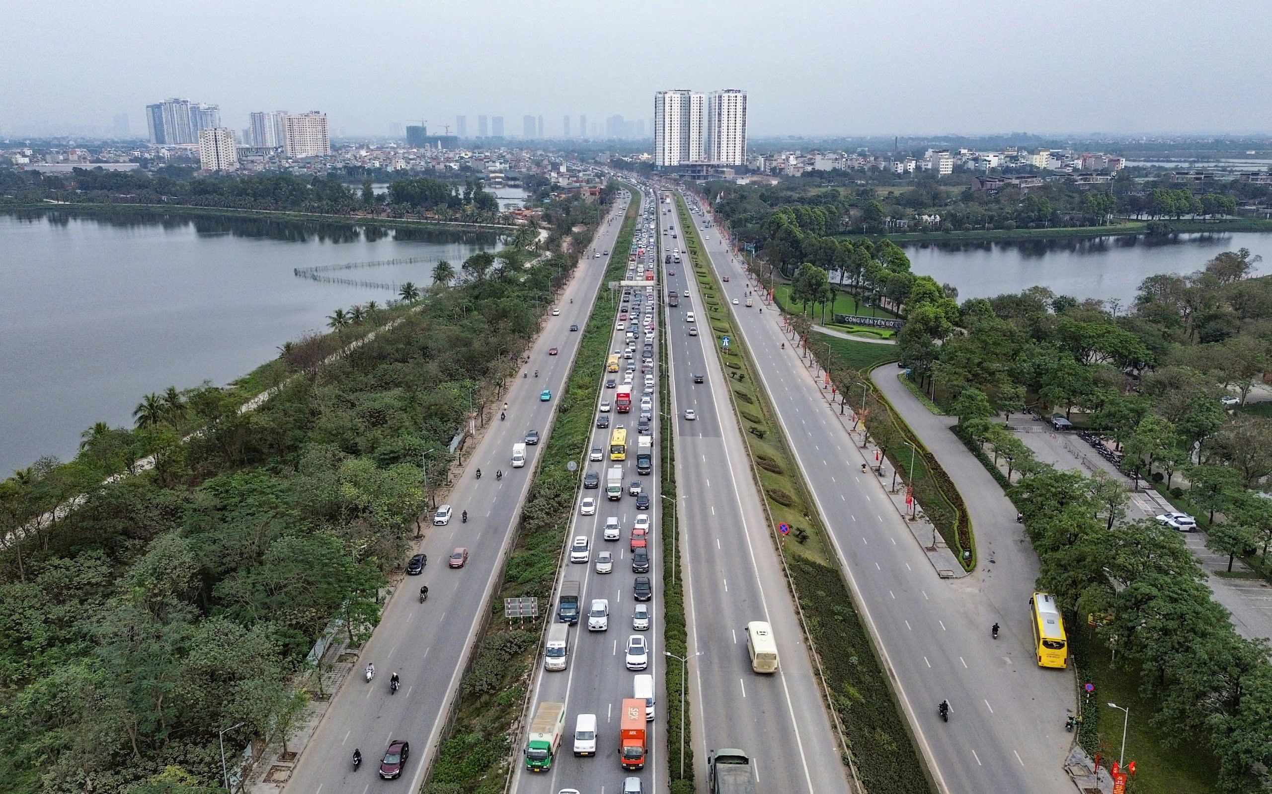 Dòng người đổ về quê, các cửa ngõ Hà Nội tắc dài - Ảnh 5. Dòng người đổ về quê, các cửa ngõ Hà Nội tắc dài - Ảnh 5.