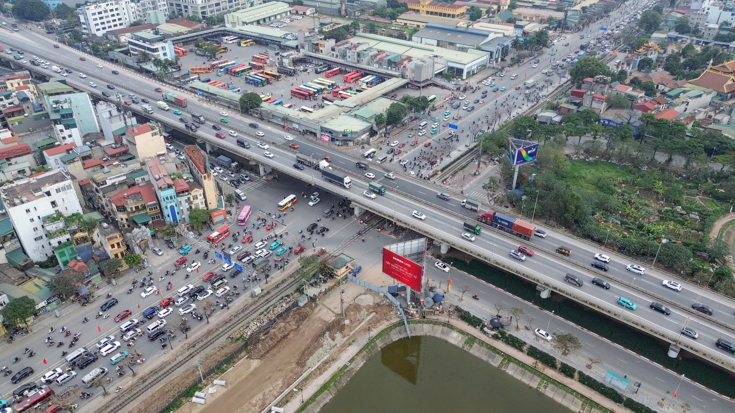 Dòng người đổ về quê, các cửa ngõ Hà Nội tắc dài - Ảnh 6. Dòng người đổ về quê, các cửa ngõ Hà Nội tắc dài - Ảnh 6.