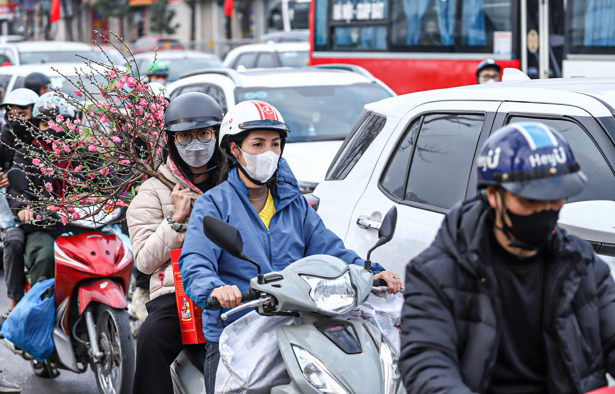 Dòng người đổ về quê, các cửa ngõ Hà Nội tắc dài - Ảnh 8. Dòng người đổ về quê, các cửa ngõ Hà Nội tắc dài - Ảnh 8.