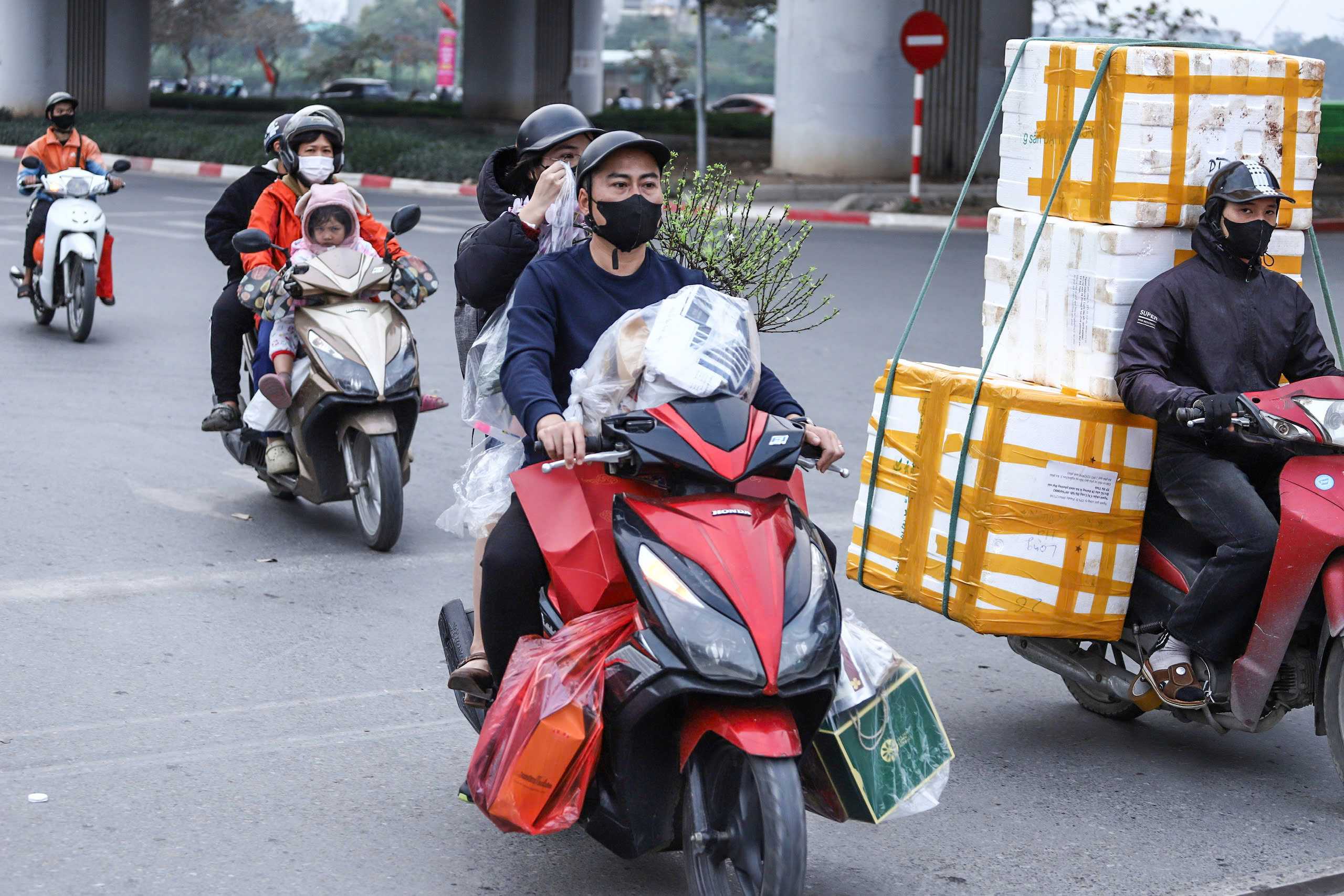 Dòng người đổ về quê, các cửa ngõ Hà Nội tắc dài - Ảnh 11. Dòng người đổ về quê, các cửa ngõ Hà Nội tắc dài - Ảnh 11.