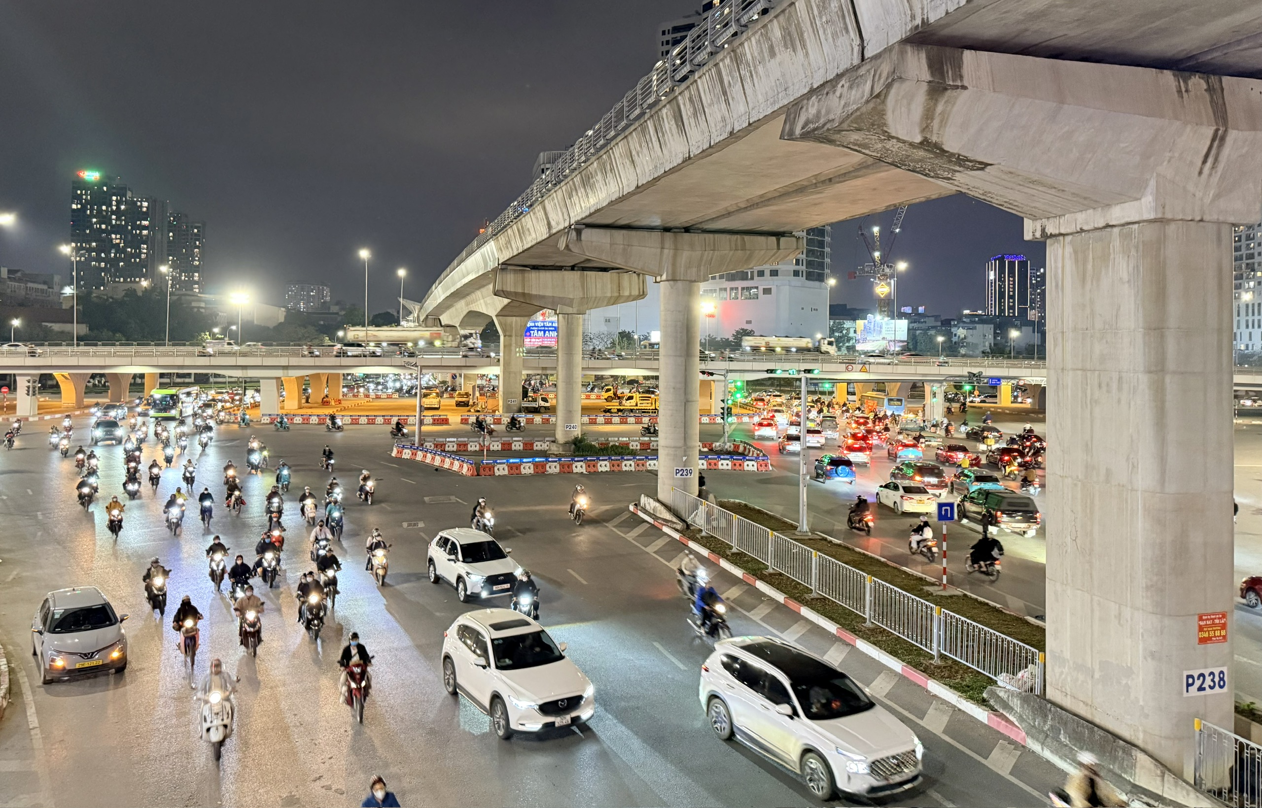 Dòng người đổ về quê, các cửa ngõ Hà Nội tắc dài - Ảnh 13. Dòng người đổ về quê, các cửa ngõ Hà Nội tắc dài - Ảnh 13.