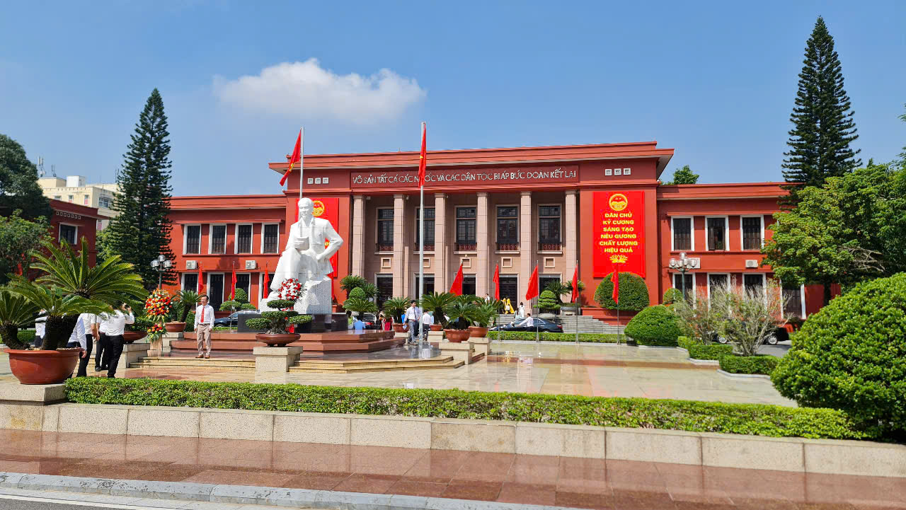 Học viện Chính trị Quốc gia Hồ Chí Minh (tác giả thiết kế: KTS Nguyễn Ngọc Chân) mang phong cách kiến trúc hiện đại bản địa. Học viện Chính trị Quốc gia Hồ Chí Minh (tác giả thiết kế: KTS Nguyễn Ngọc Chân) mang phong cách kiến trúc hiện đại bản địa.