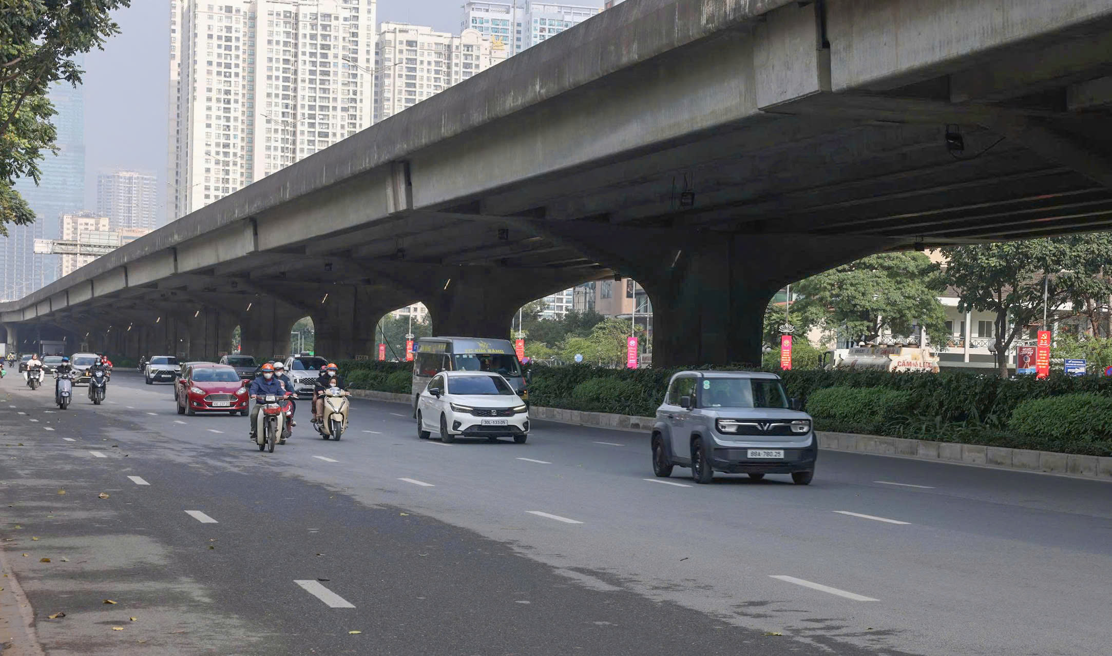 27 Tết Bính Ngọ: Thủ đô thênh thang trong buổi sáng đầu kỳ nghỉ- Ảnh 9. 27 Tết Bính Ngọ: Thủ đô thênh thang trong buổi sáng đầu kỳ nghỉ- Ảnh 9.