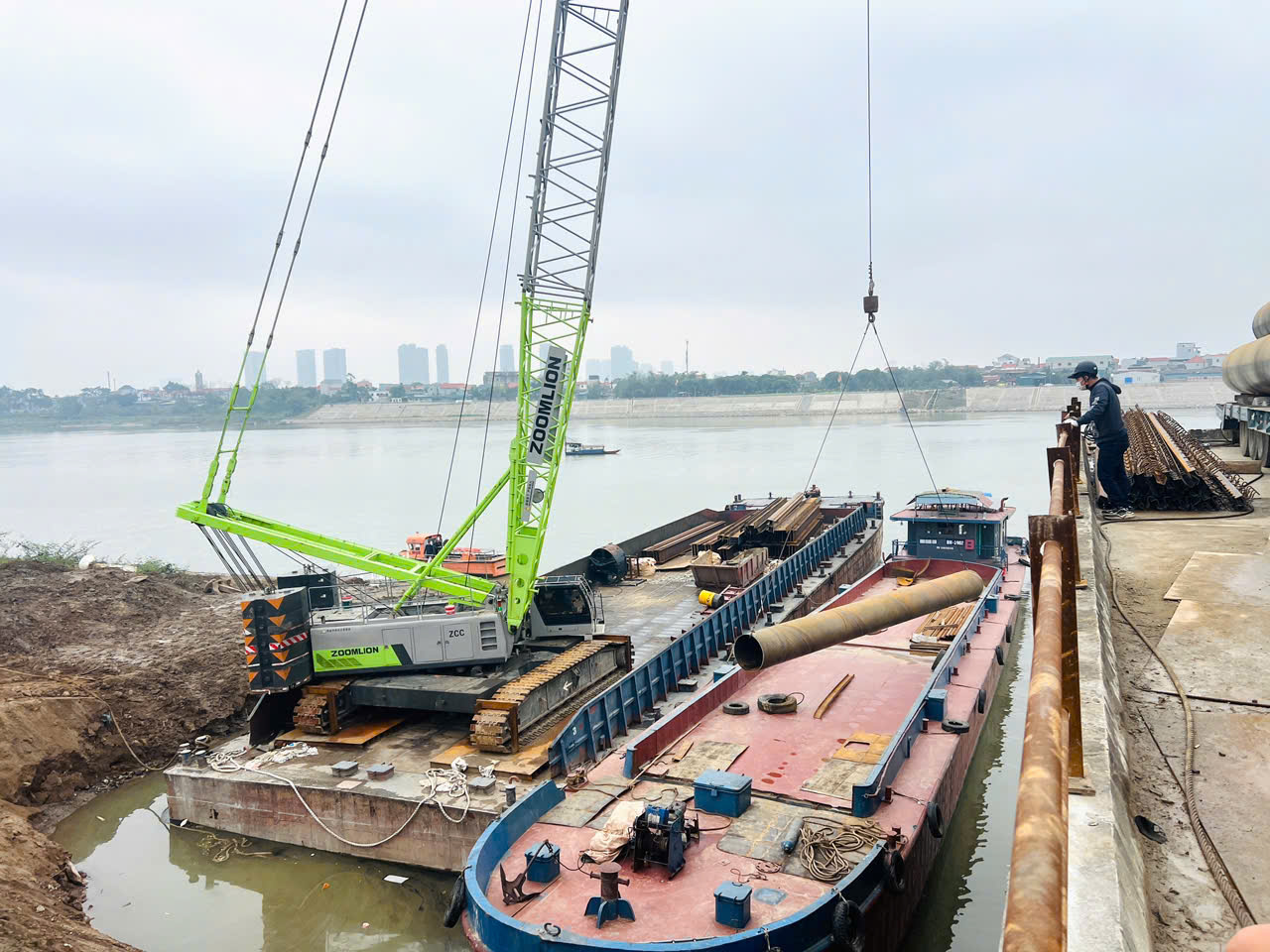 Khi phố phường rộn ràng đón Tết, nhịp búa máy vẫn vang trên cầu Ngọc Hồi- Ảnh 4. Khi phố phường rộn ràng đón Tết, nhịp búa máy vẫn vang trên cầu Ngọc Hồi- Ảnh 4.