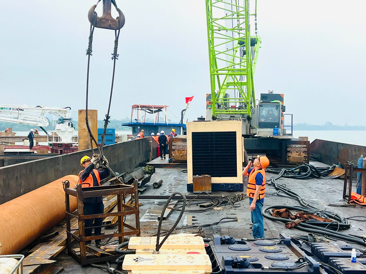 Khi phố phường rộn ràng đón Tết, nhịp búa máy vẫn vang trên cầu Ngọc Hồi- Ảnh 6. Khi phố phường rộn ràng đón Tết, nhịp búa máy vẫn vang trên cầu Ngọc Hồi- Ảnh 6.