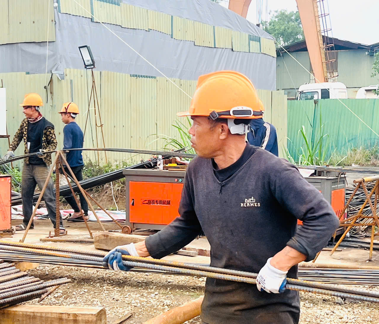 Khi phố phường rộn ràng đón Tết, nhịp búa máy vẫn vang trên cầu Ngọc Hồi- Ảnh 10. Khi phố phường rộn ràng đón Tết, nhịp búa máy vẫn vang trên cầu Ngọc Hồi- Ảnh 10.