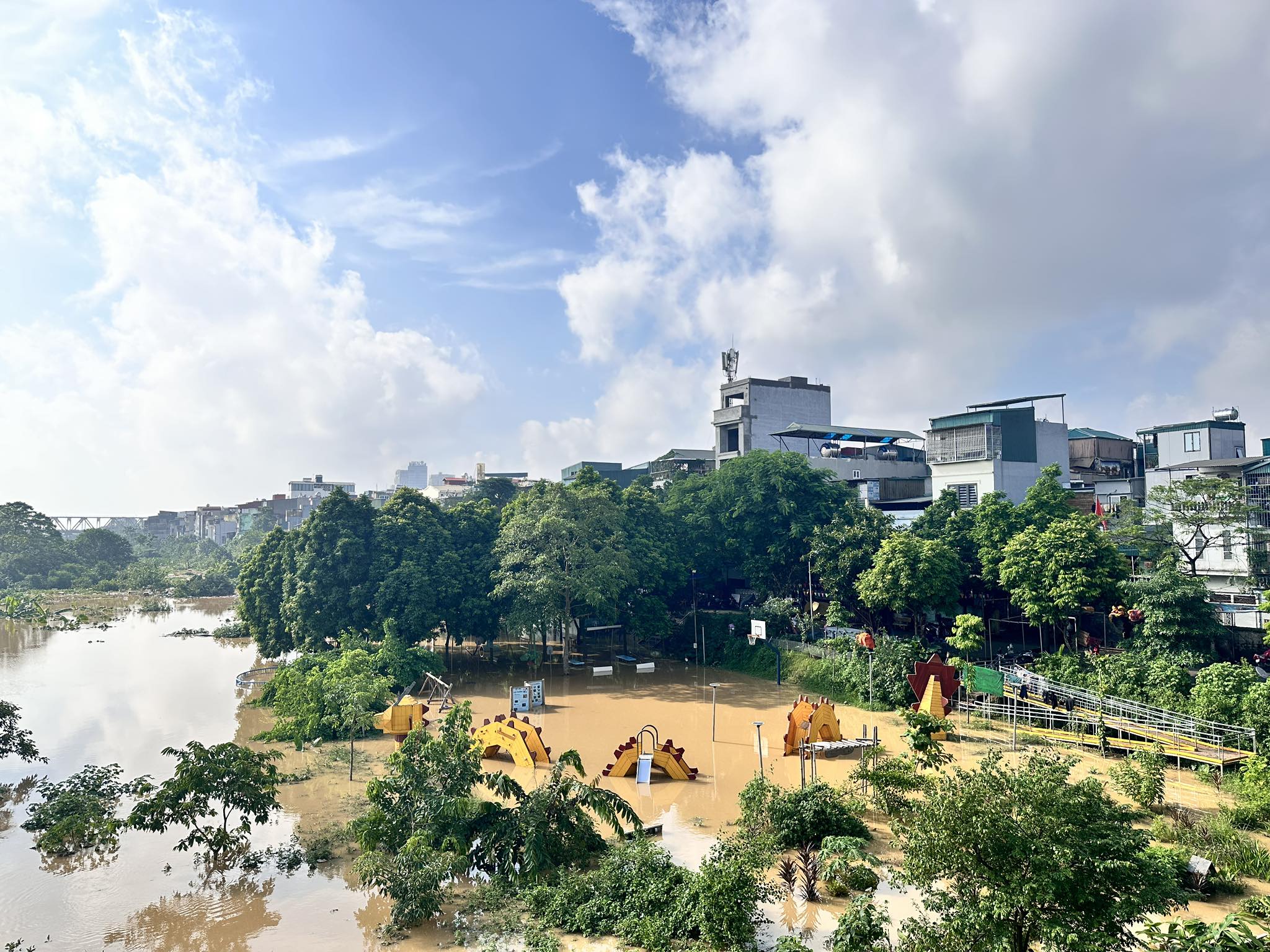 Không gian sinh thái bờ vở sông Hồng ưu tiên hình thành các vùng không gian thoát lũ đặc thù, phù hợp cảnh quan bãi sông và yêu cầu phòng chống thiên tai; chống lấn chiếm đất công, đổ rác thải, nước thải bừa bãi, san lấp tùy tiện gây cản trở dòng chảy mùa lũ và ô nhiễm nước, không khí mùa cạn.