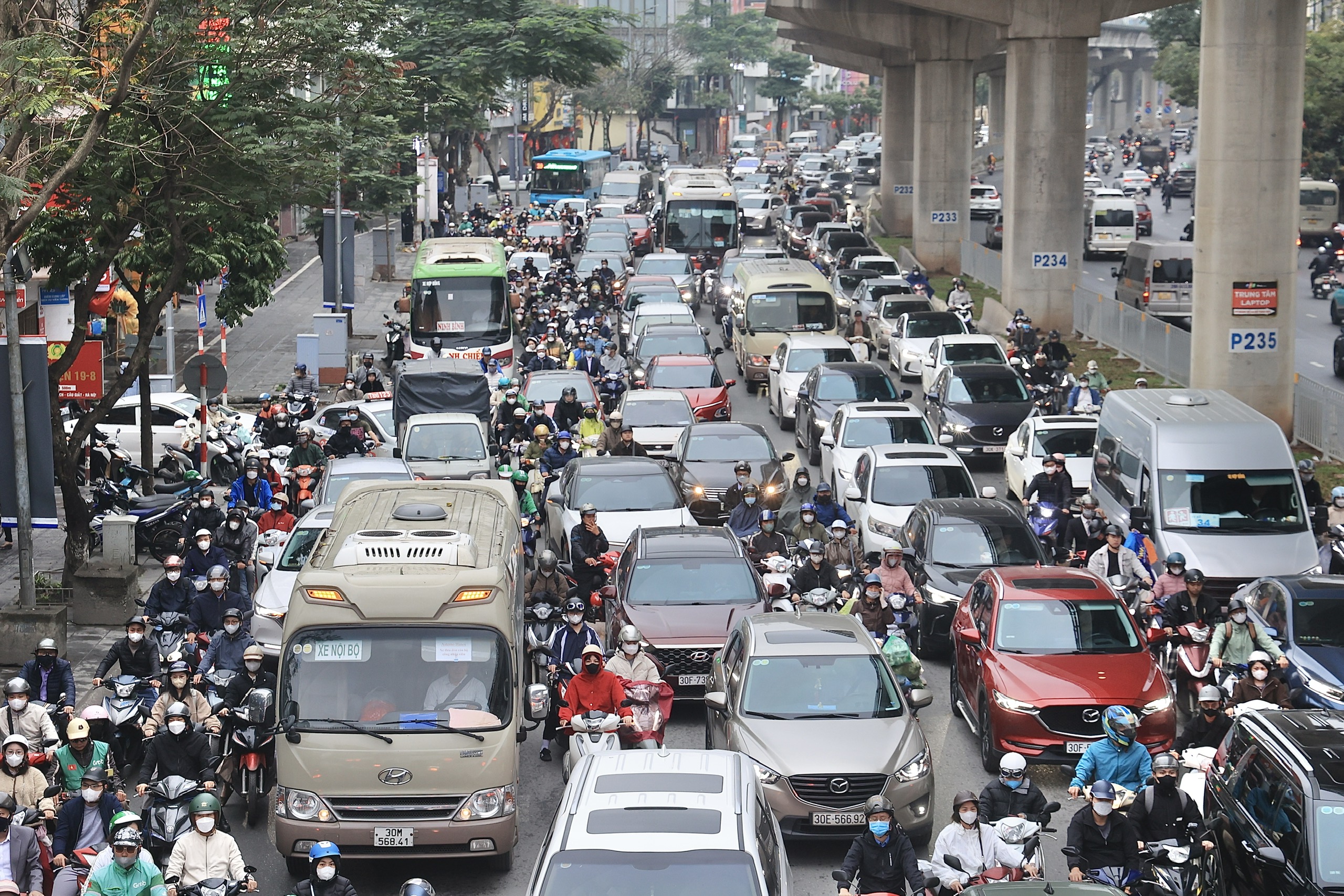 Xe cộ nhích từng mét, Hà Nội ùn tắc diện rộng sau Tết Nguyên đán- Ảnh 1. Xe cộ nhích từng mét, Hà Nội ùn tắc diện rộng sau Tết Nguyên đán- Ảnh 1.