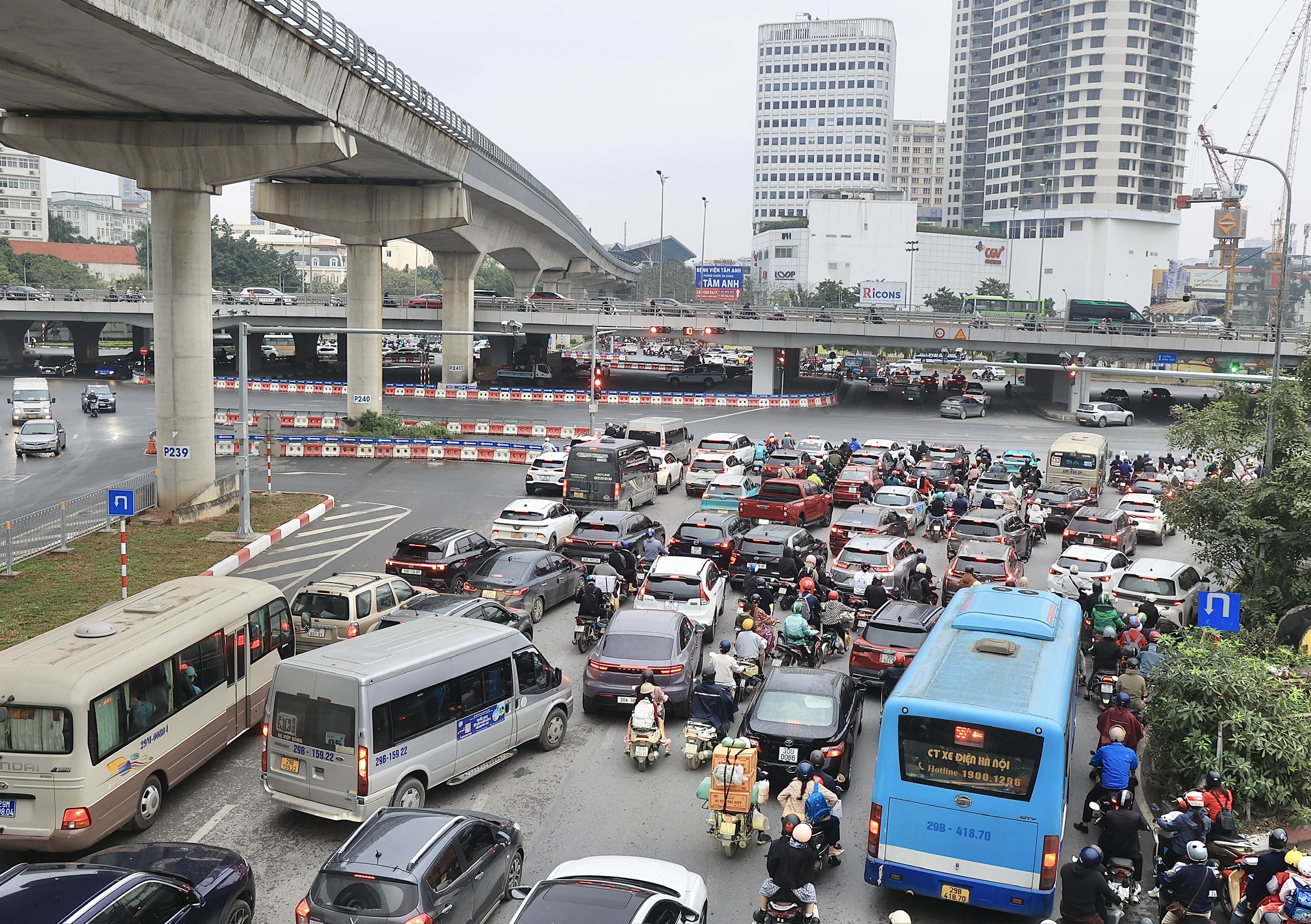 Xe cộ nhích từng mét, Hà Nội ùn tắc diện rộng sau Tết Nguyên đán- Ảnh 2. Xe cộ nhích từng mét, Hà Nội ùn tắc diện rộng sau Tết Nguyên đán- Ảnh 2.