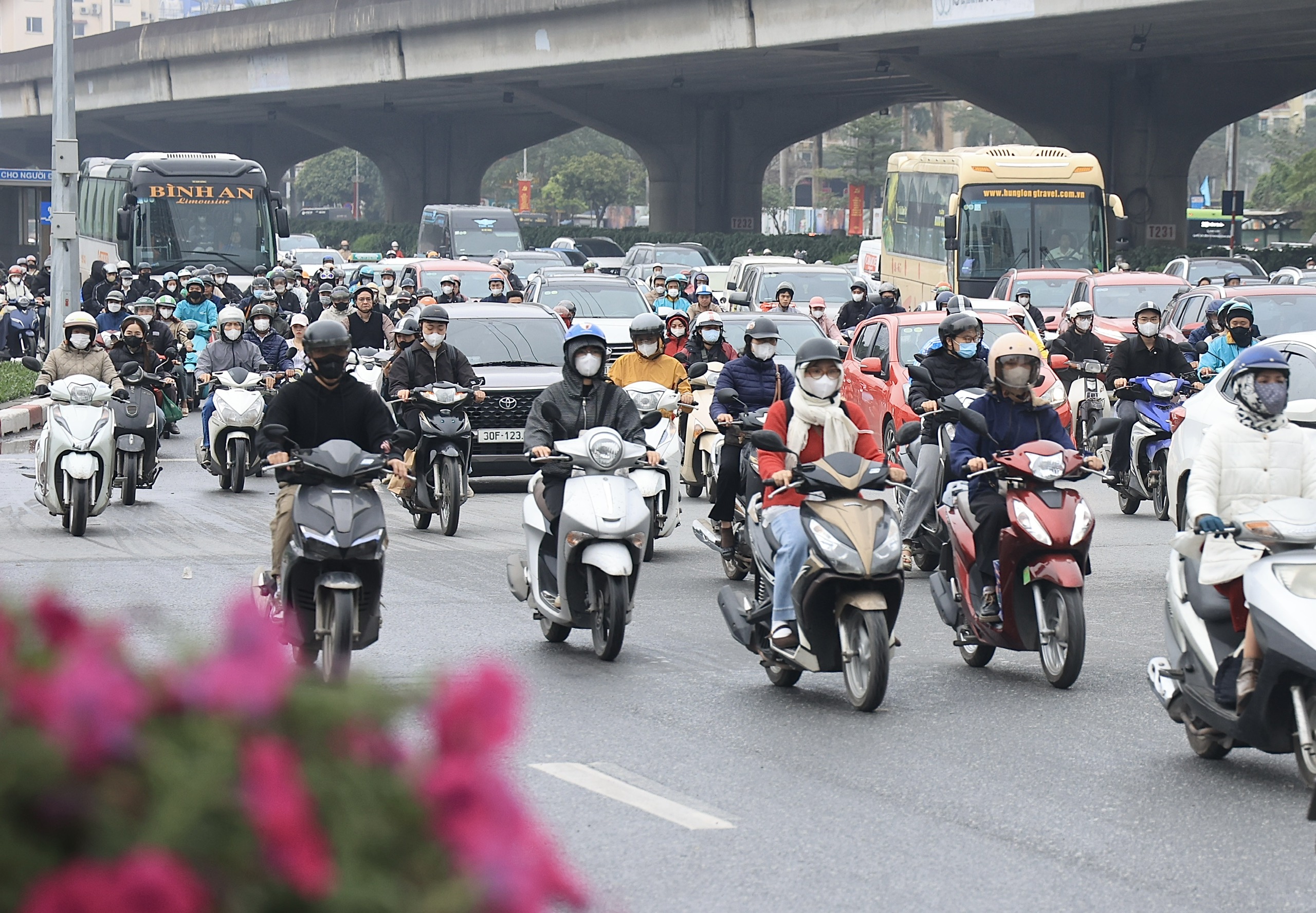 Xe cộ nhích từng mét, Hà Nội ùn tắc diện rộng sau Tết Nguyên đán- Ảnh 3. Xe cộ nhích từng mét, Hà Nội ùn tắc diện rộng sau Tết Nguyên đán- Ảnh 3.