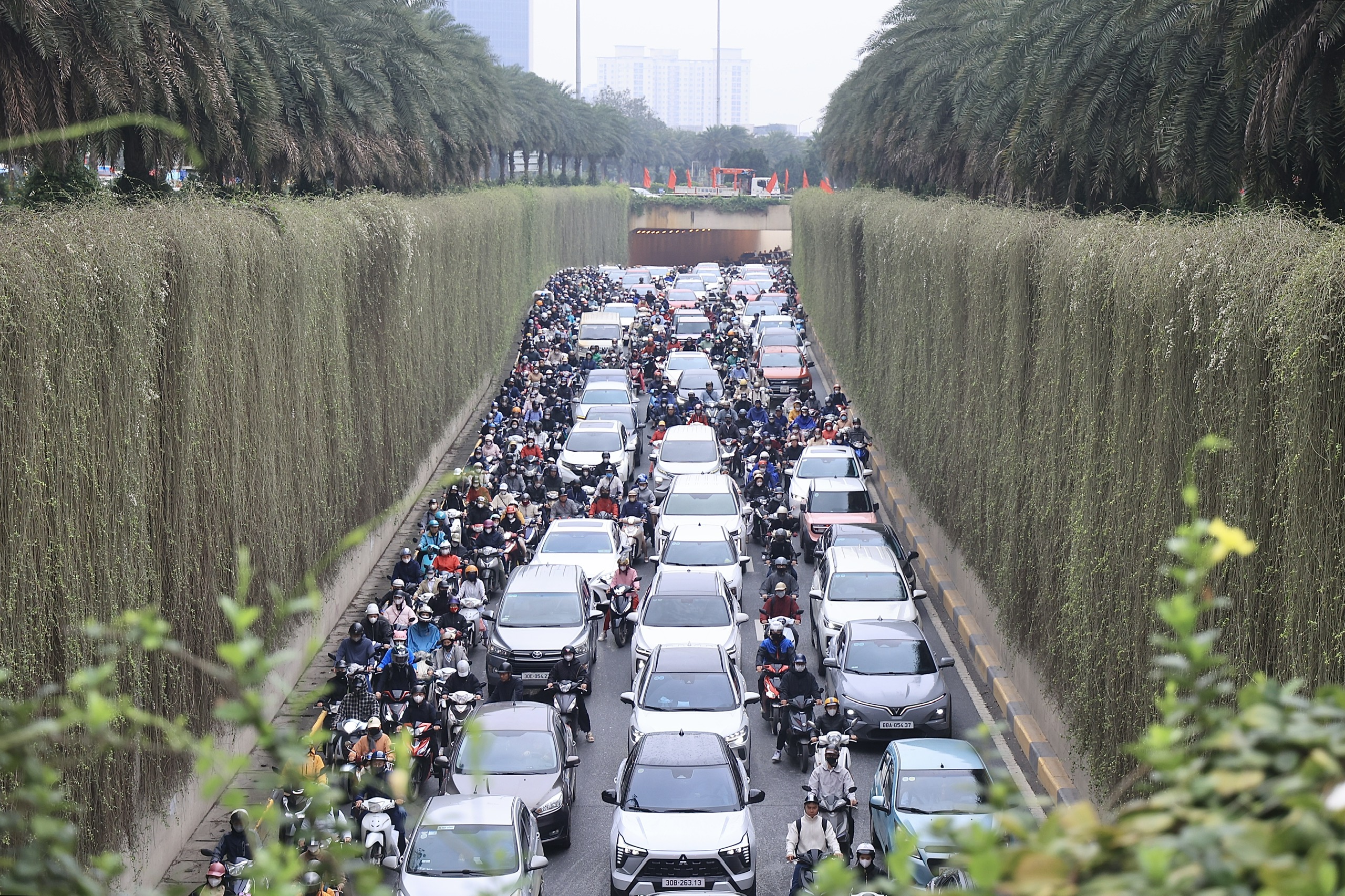Xe cộ nhích từng mét, Hà Nội ùn tắc diện rộng sau Tết Nguyên đán- Ảnh 4. Xe cộ nhích từng mét, Hà Nội ùn tắc diện rộng sau Tết Nguyên đán- Ảnh 4.