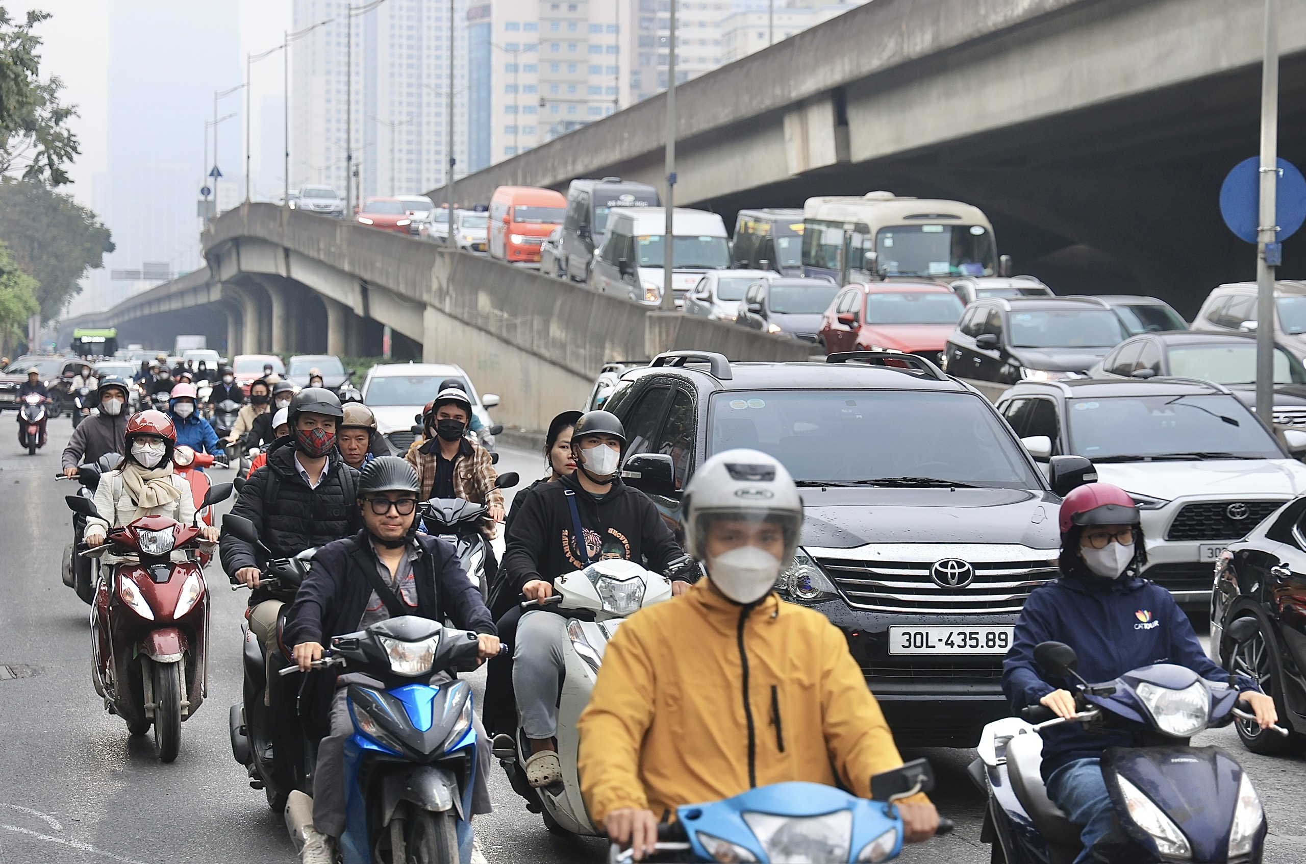 Xe cộ nhích từng mét, Hà Nội ùn tắc diện rộng sau Tết Nguyên đán- Ảnh 5. Xe cộ nhích từng mét, Hà Nội ùn tắc diện rộng sau Tết Nguyên đán- Ảnh 5.