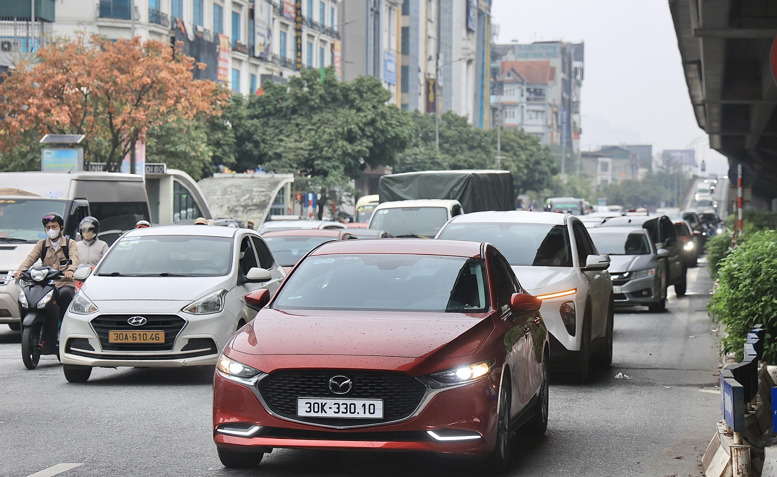 Xe cộ nhích từng mét, Hà Nội ùn tắc diện rộng sau Tết Nguyên đán- Ảnh 6. Xe cộ nhích từng mét, Hà Nội ùn tắc diện rộng sau Tết Nguyên đán- Ảnh 6.